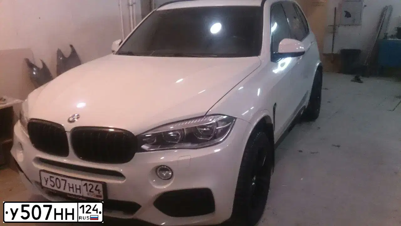 Фото автомобиля BMW X5, 2013 — госномер Н717РС174. Цвет: Белый
