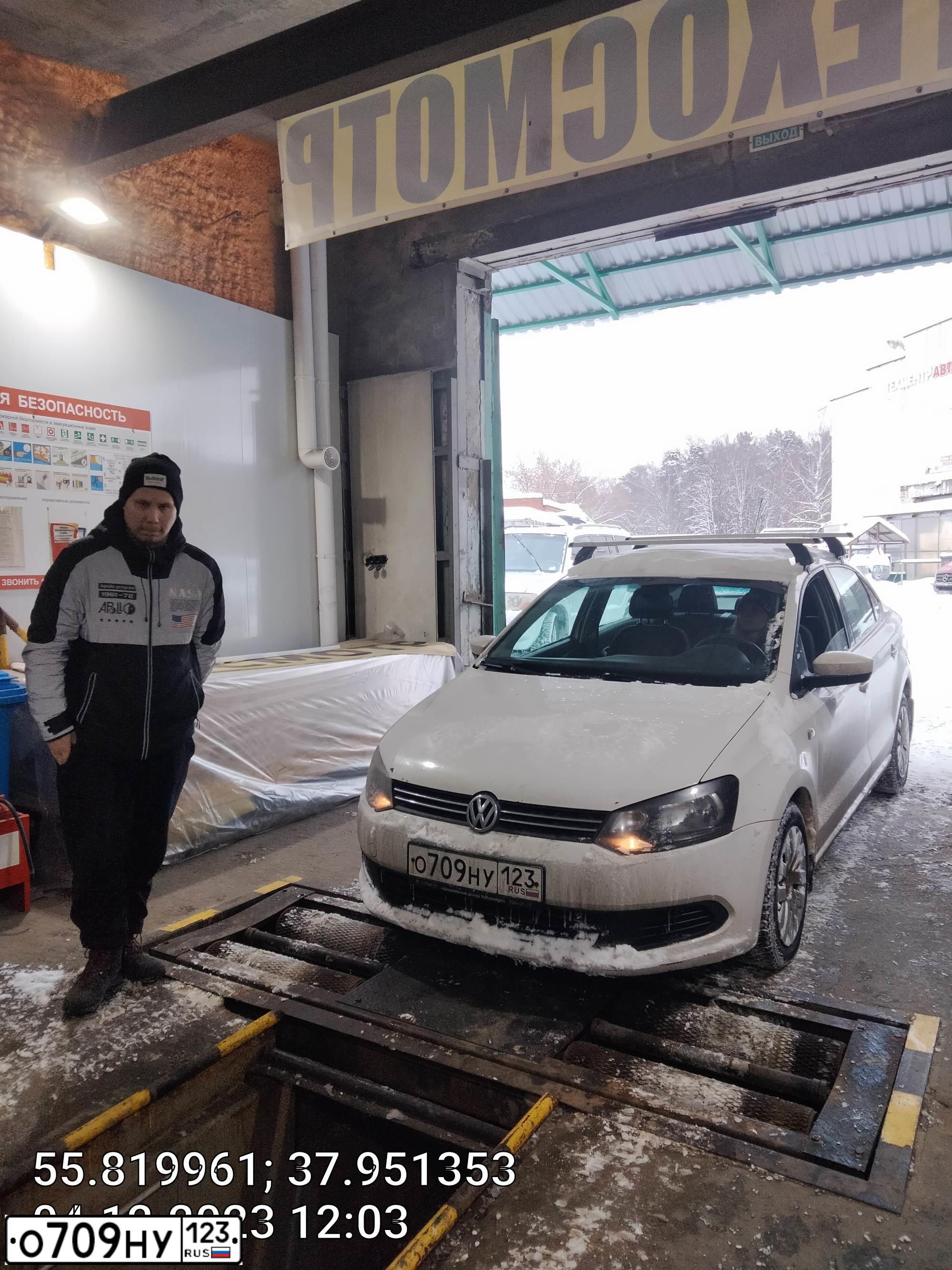 Фото автомобиля VOLKSWAGEN POLO, 2011 — госномер Н866ТЕ790. Цвет: Белый