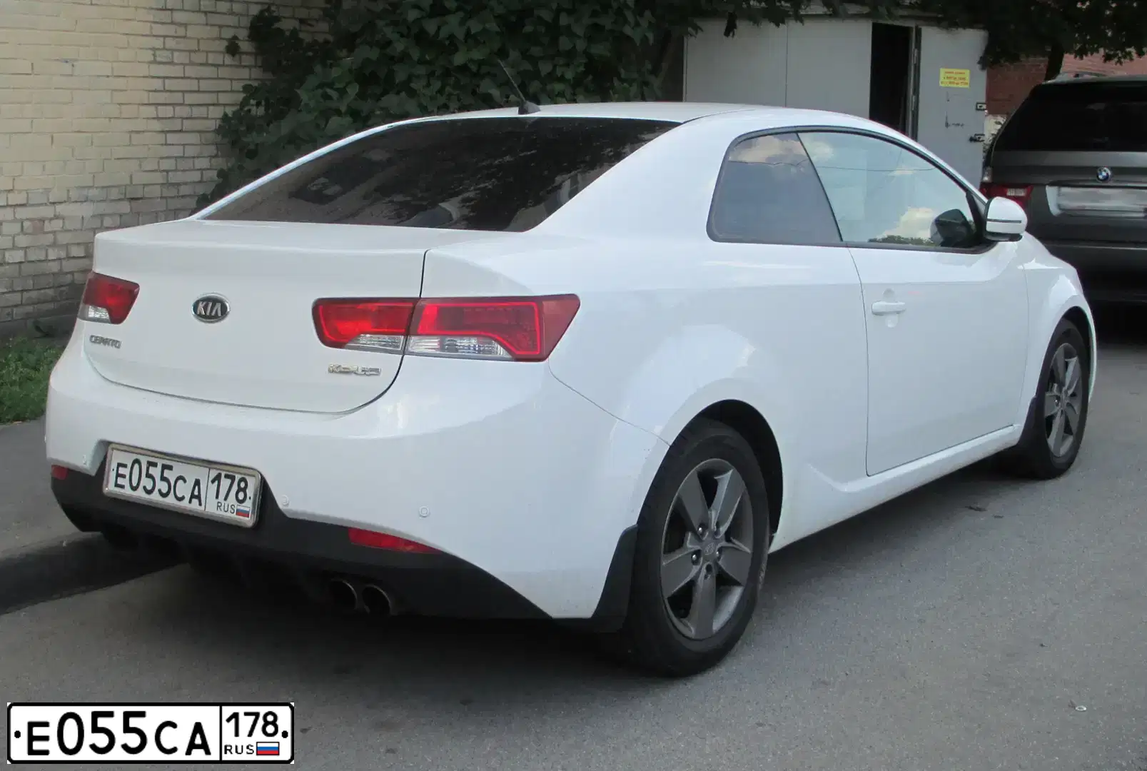 Фото автомобиля KIA CERATO, 2011 — госномер Е055СА178. Цвет: Белый