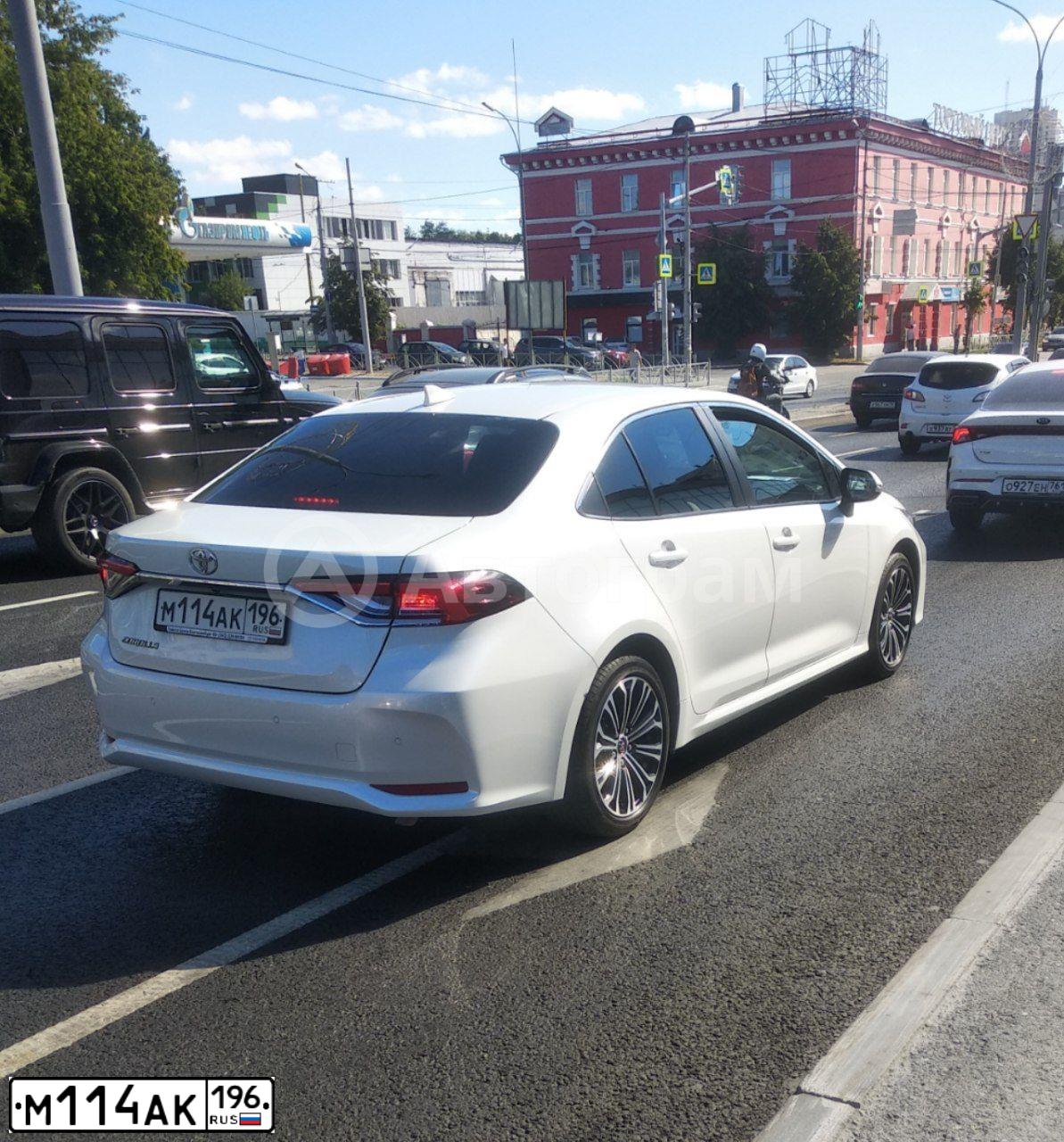 Фото автомобиля TOYOTA COROLLA, 2019 — госномер М114АК196. Цвет: БЕЛЫЙ