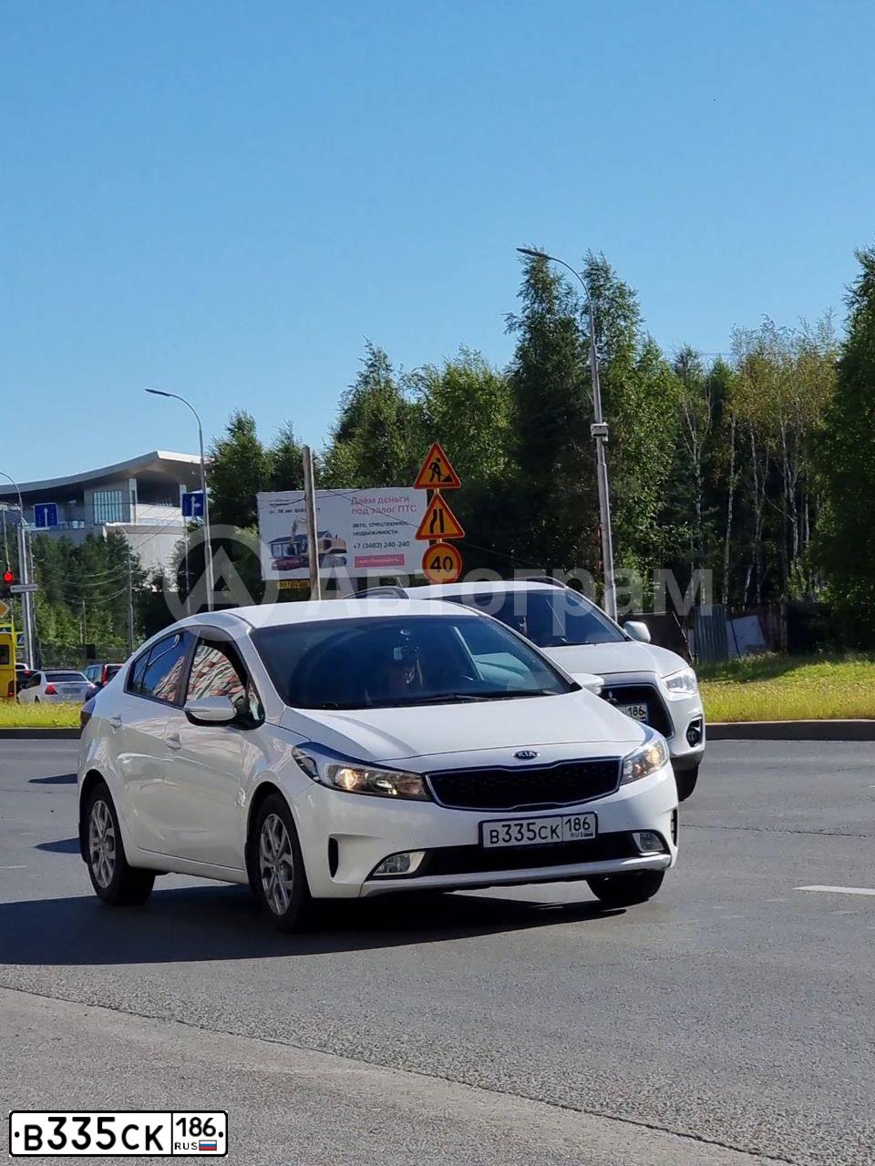 Фото автомобиля KIA CERATO, 2016 — госномер В335СК186. Цвет: Белый