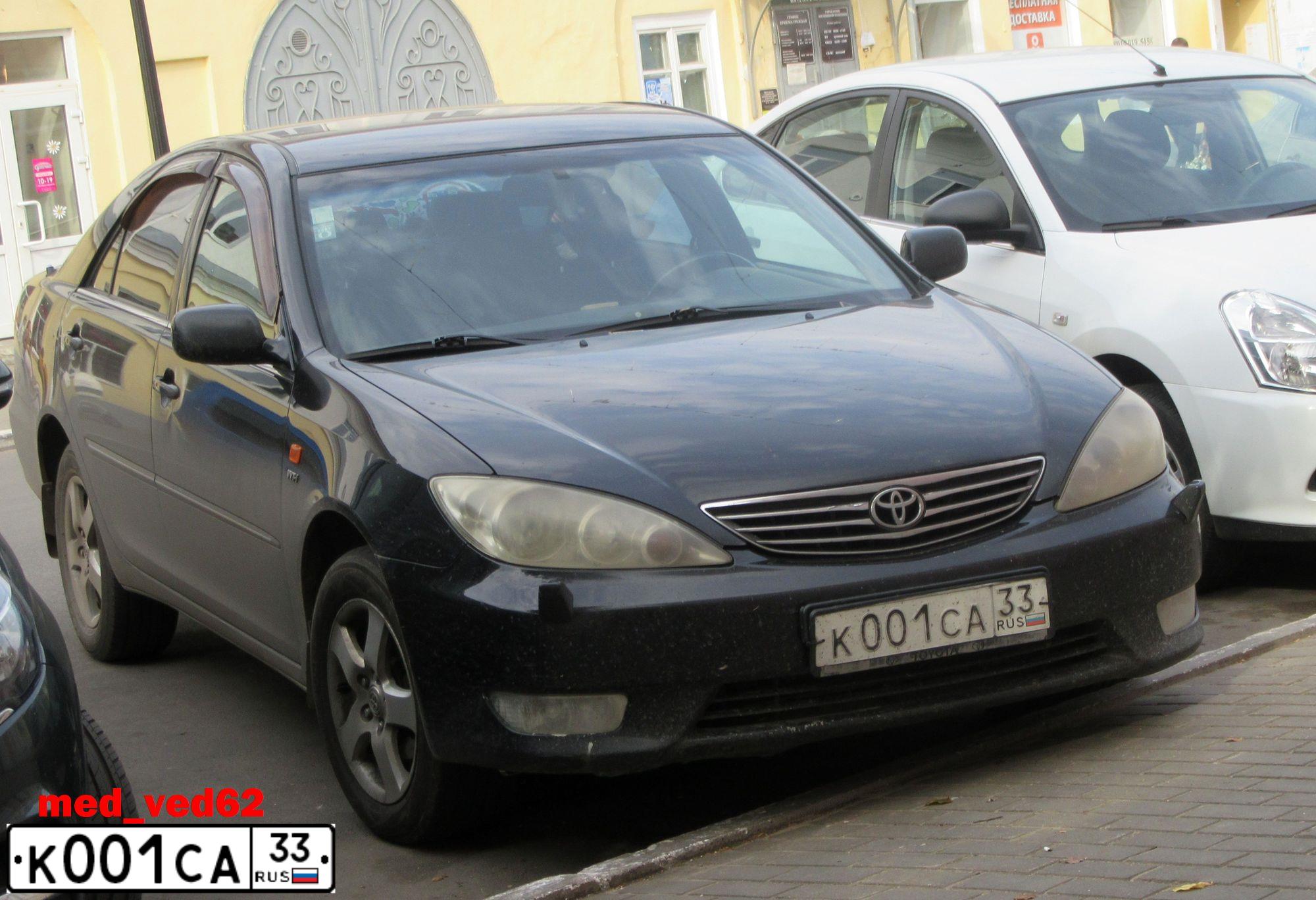 Фото автомобиля TOYOTA CAMRY, 2005 — госномер К001СА33. Цвет: ЧЕРНЫЙ