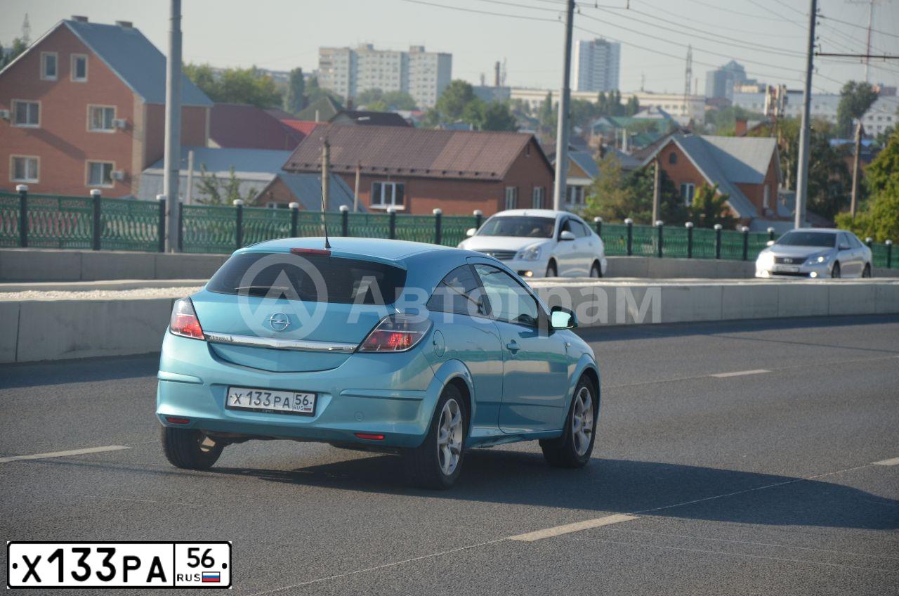 Фото автомобиля OPEL ASTRA, 2010 — госномер О111ЕН56. Цвет: синий
