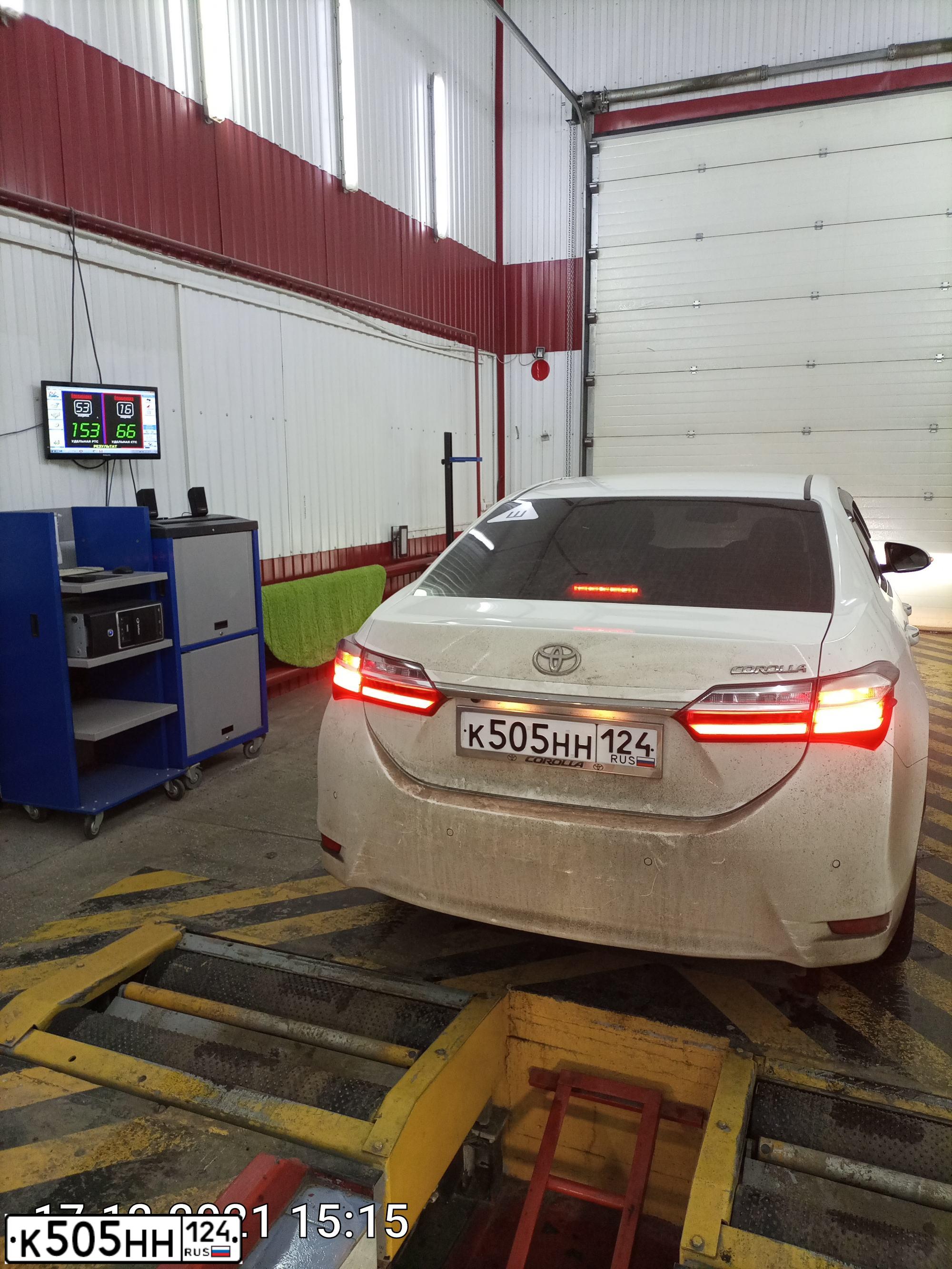 Фото автомобиля TOYOTA COROLLA, 2016 — госномер К505НН124. Цвет: БЕЛЫЙ