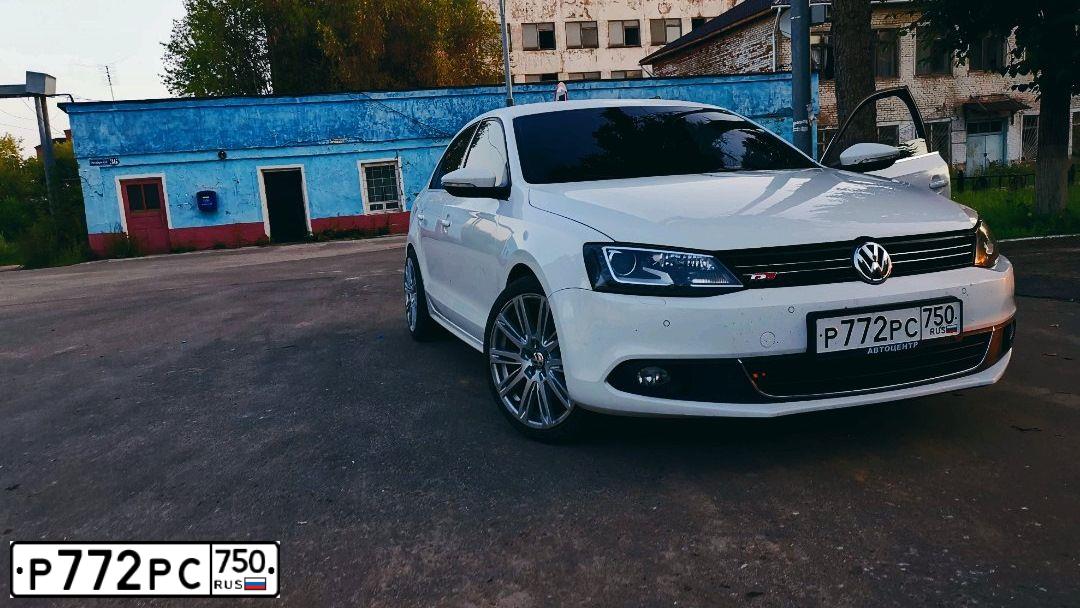 Фото автомобиля VOLKSWAGEN JETTA, 2013 — госномер Р772РС750. Цвет: Белый