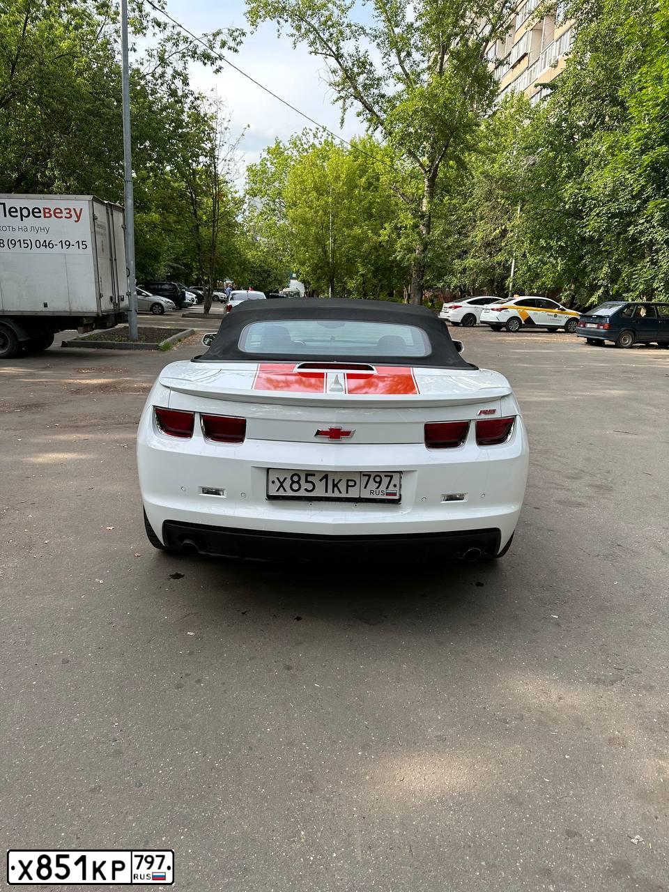 Фото автомобиля CHEVROLET CAMARO, 2011 — госномер В014НК51. Цвет: БЕЛЫЙ КРАСНЫЙ