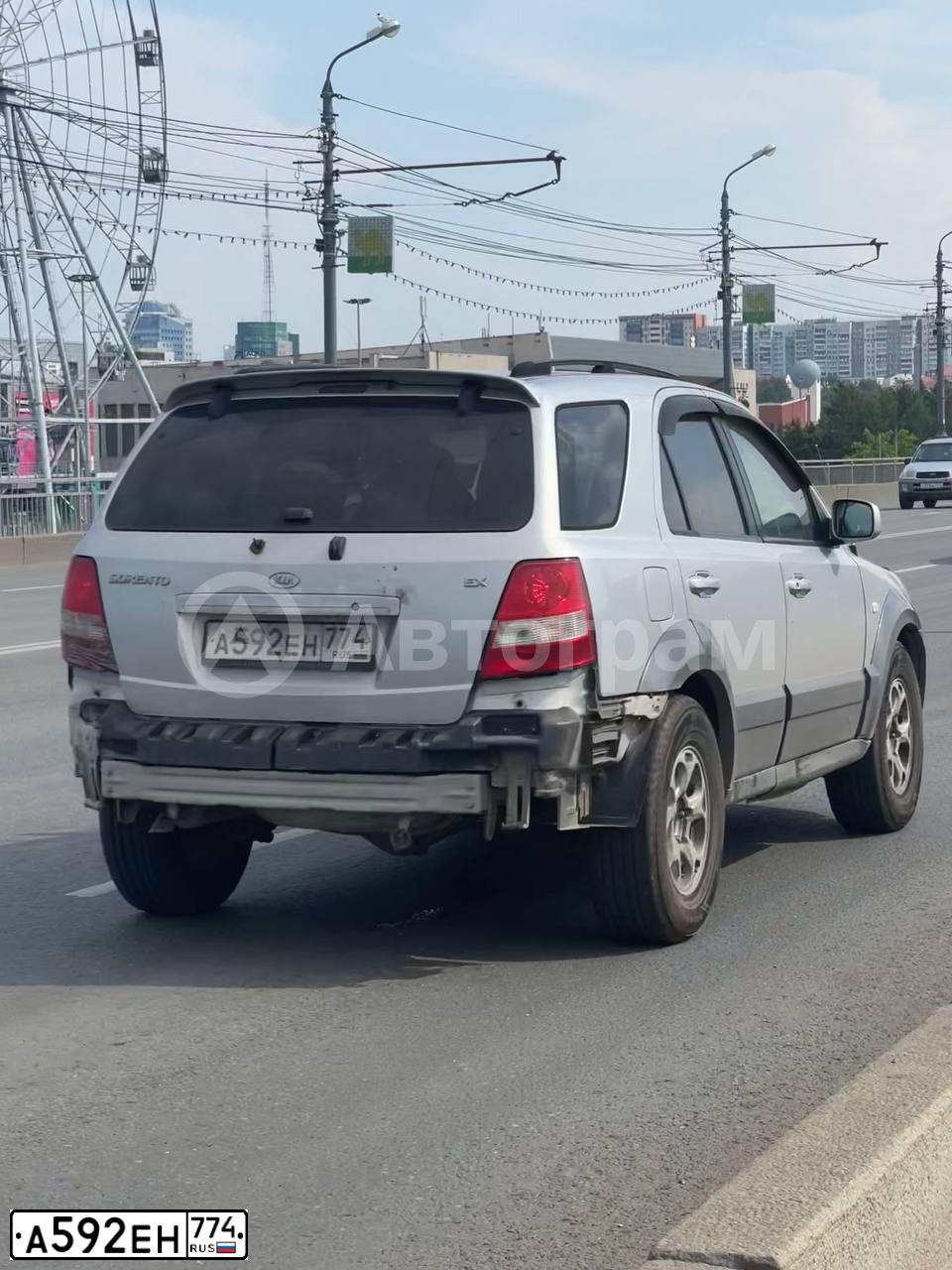 Фото автомобиля KIA SORENTO, 2005 — госномер Р001КС61. Цвет: Белый/серебристый