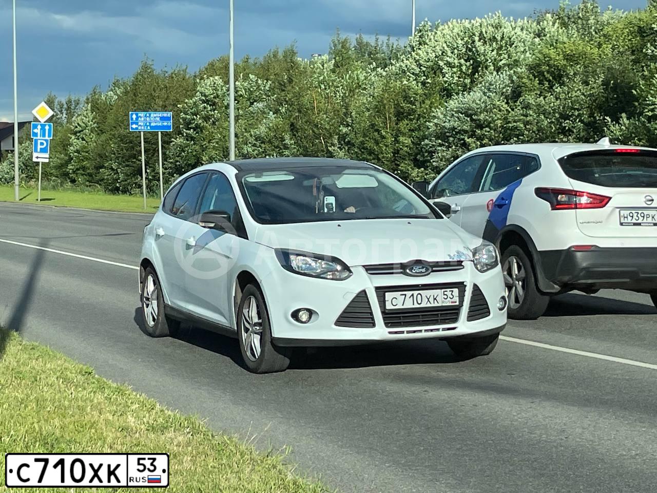 Фото автомобиля FORD FOCUS, 2013 — госномер С710ХК53. Цвет: БЕЛЫЙ