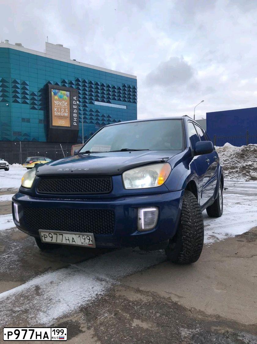 Фото автомобиля TOYOTA RAV4, 2001 — госномер Р977НА199. Цвет: синий