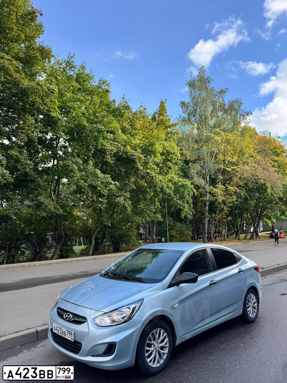 Фото автомобиля HYUNDAI SOLARIS, 2012 — госномер А423ВВ799. Цвет: СЕРО-ГОЛУБОЙ