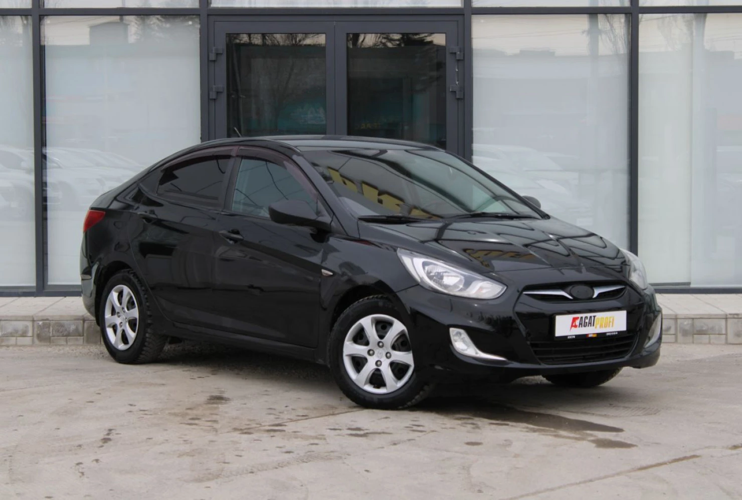 Фото автомобиля HYUNDAI SOLARIS, 2013 — госномер Т145ХУ64. Цвет: ЧЕРНЫЙ