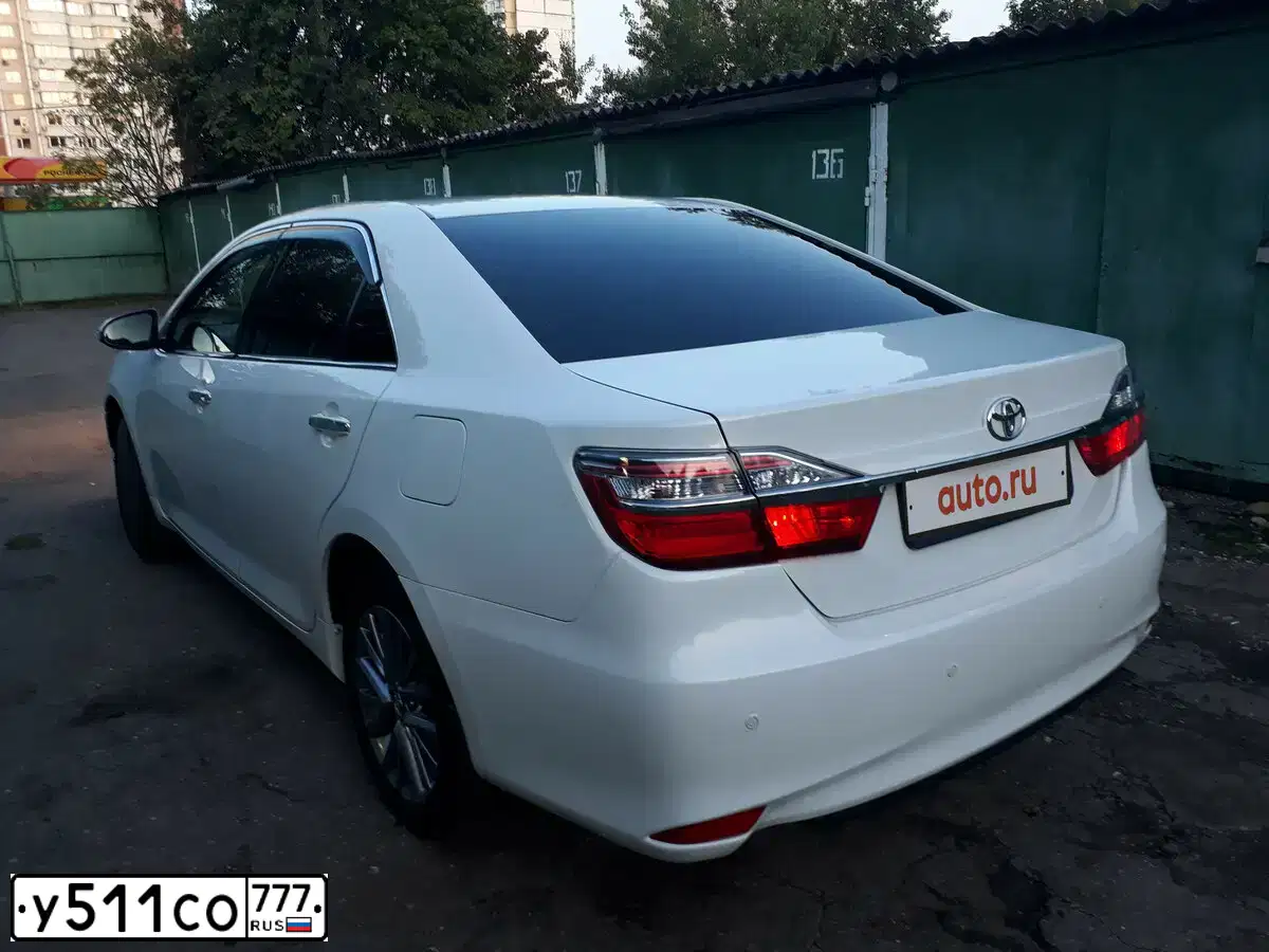 Фото автомобиля TOYOTA CAMRY, 2016 — госномер У511СО777. Цвет: БЕЛЫЙ ПЕРЛАМУТР