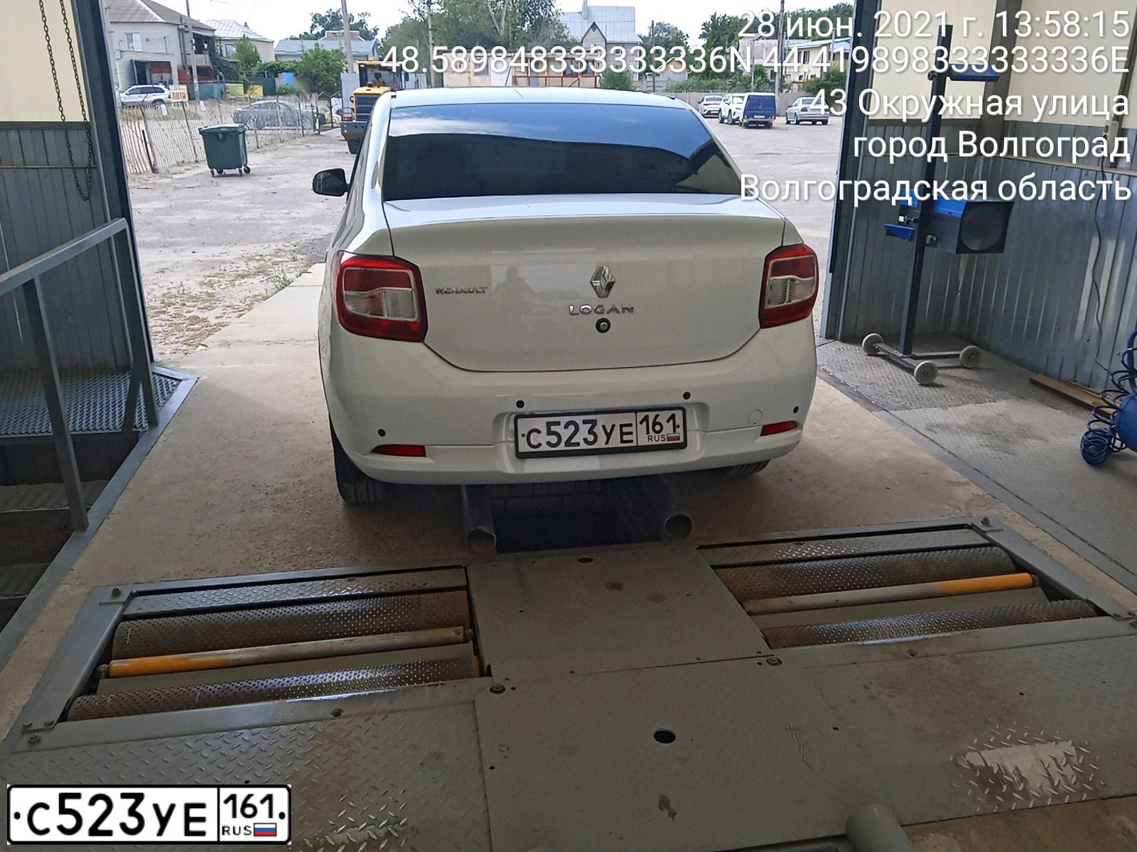 Фото автомобиля RENAULT LOGAN, 2015 — госномер М242КМ134. Цвет: Белый