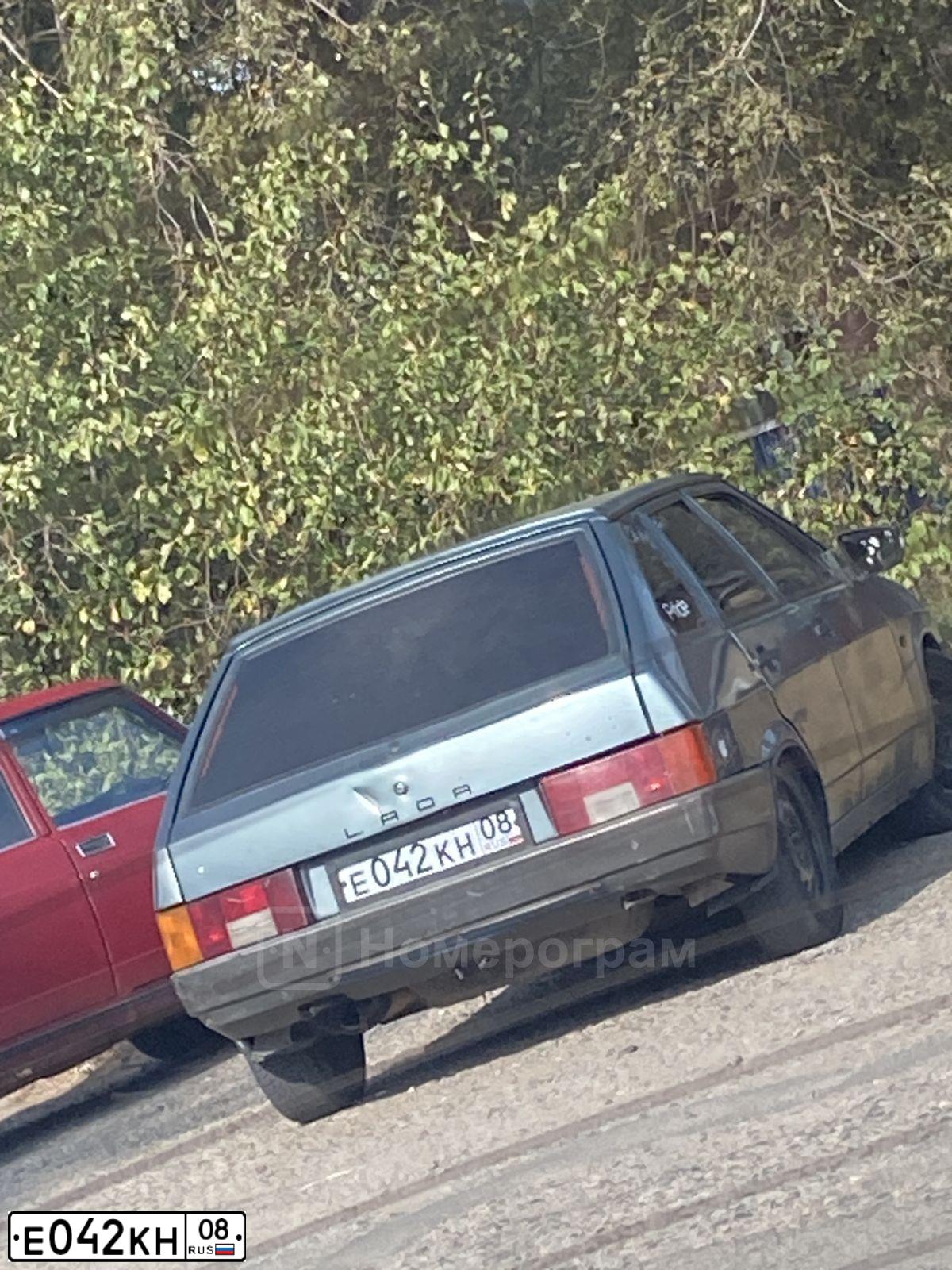 Фото автомобиля LADA 2109 SAMARA, 1994 — госномер Е042КН08. Цвет: Т.СЕРЫЙ