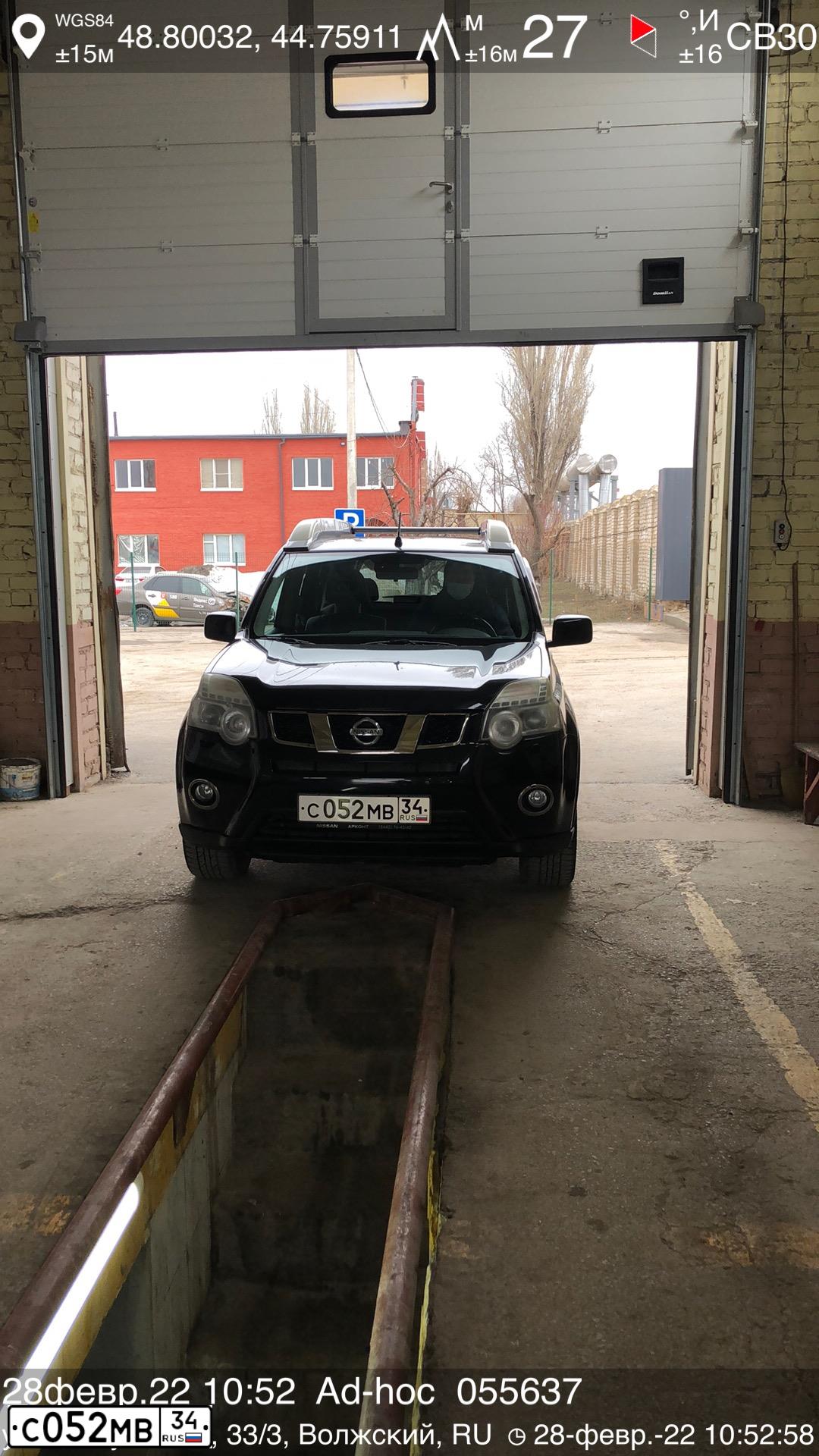 Фото автомобиля NISSAN X-TRAIL, 2011 — госномер С052МВ34. Цвет: ЧЕРНЫЙ