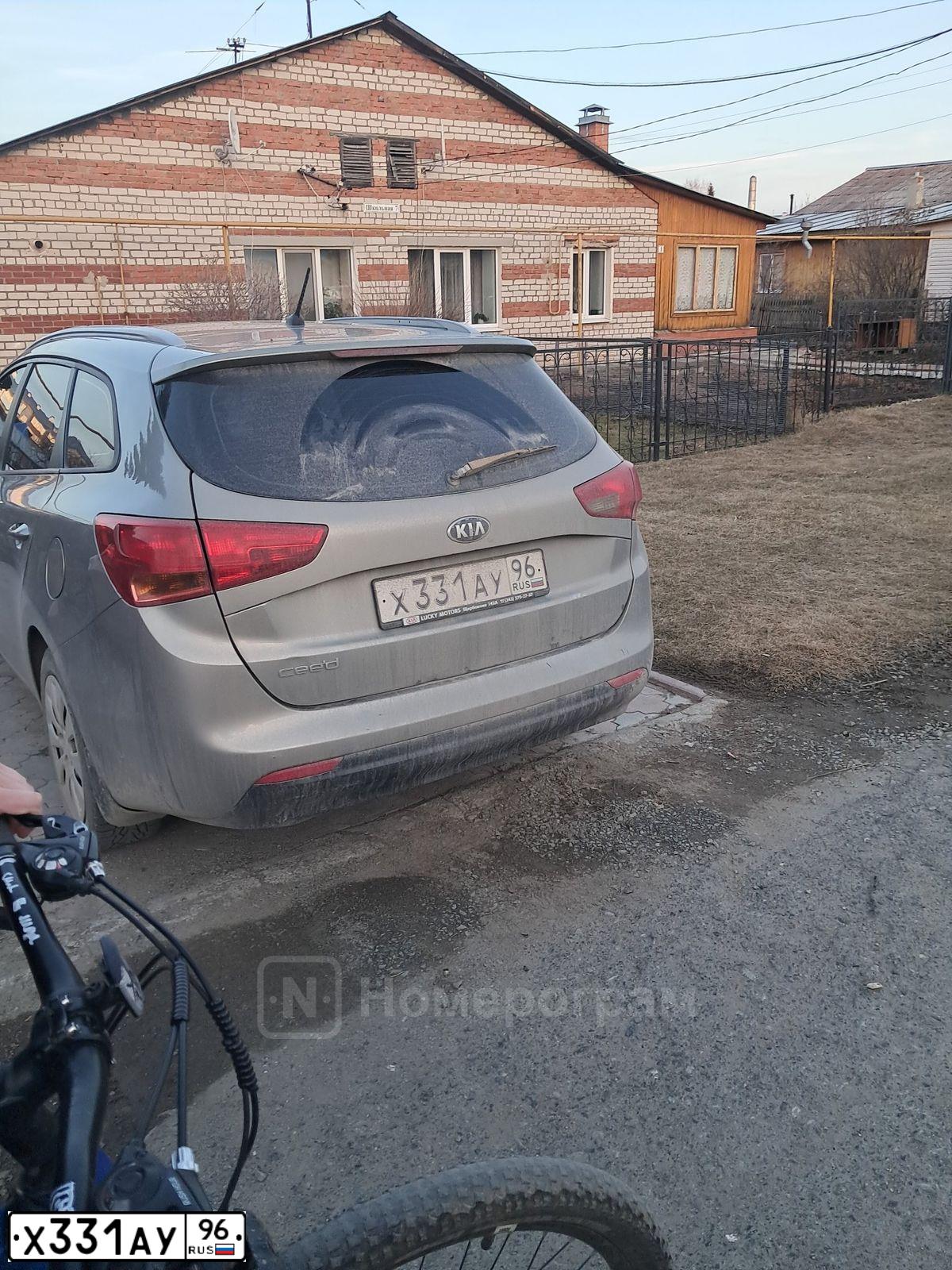Фото автомобиля KIA CEE'D, 2012 — госномер Х331АУ96. Цвет: Серебристый