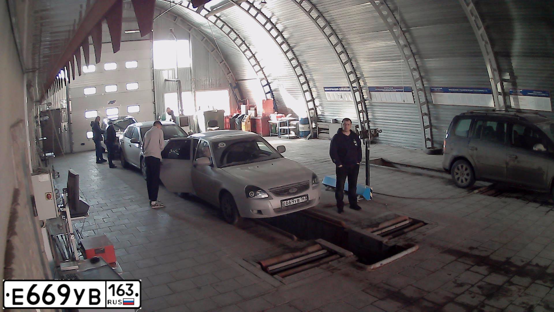 Фото автомобиля LADA 2170 PRIORA, 2007 — госномер Е669УВ163. Цвет: СВЕТЛО-СЕРЕБРИСТЫЙ МЕТАЛЛ