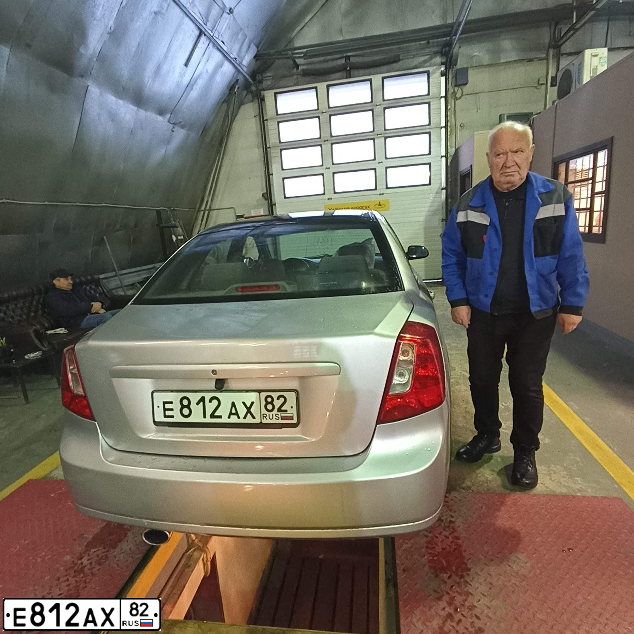 Фото автомобиля CHEVROLET LACETTI, 2008 — госномер У991ЕЕ198. Цвет: Серебристый