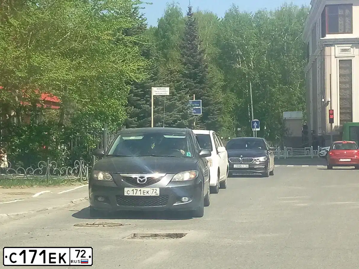 Фото автомобиля MAZDA 3, 2006 — госномер С171ЕК72. Цвет: ТЕМНО-СЕРЫЙ