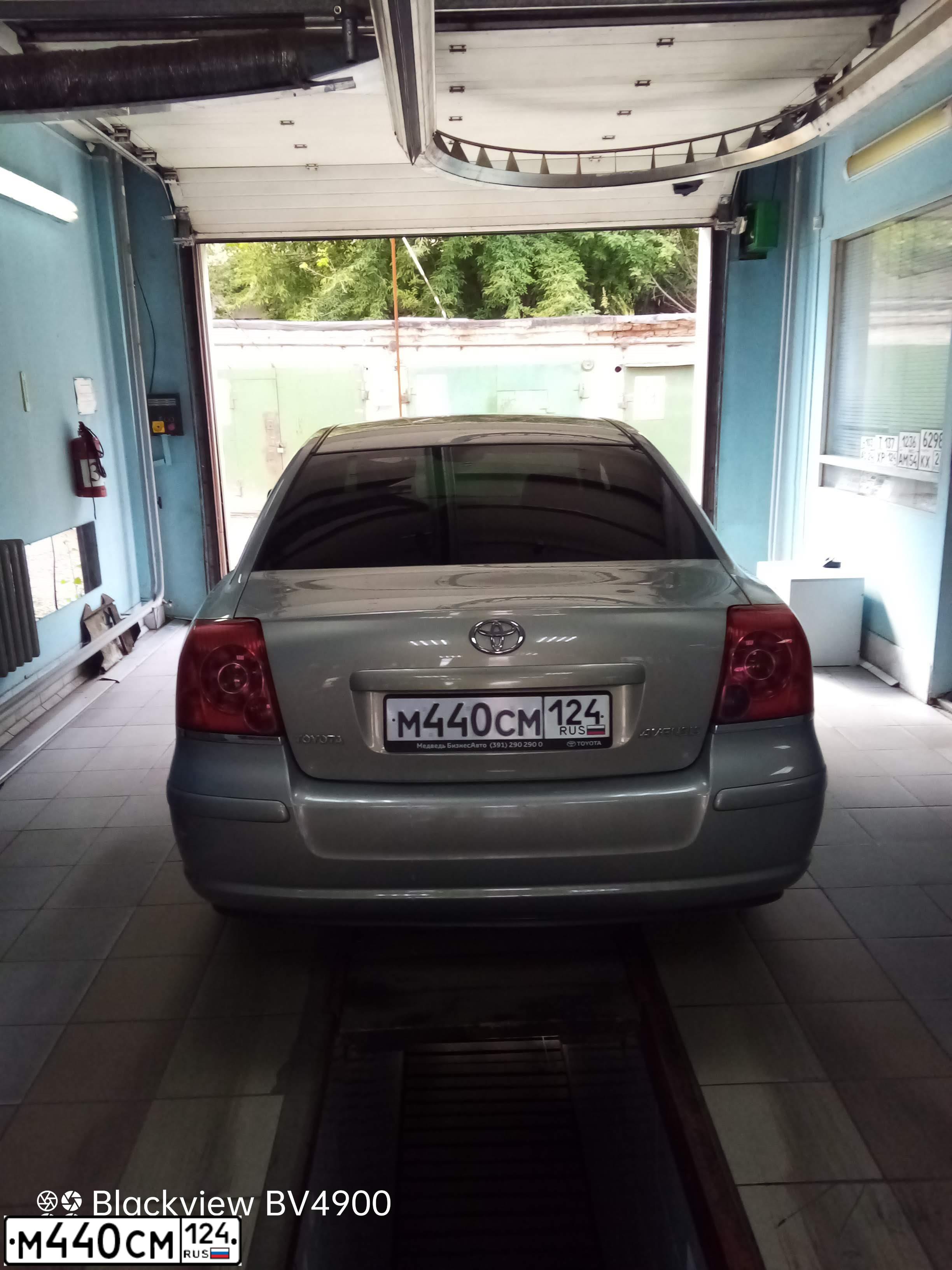 Фото автомобиля TOYOTA AVENSIS, 2005 — госномер Т008ОК24. Цвет: СВЕТЛО-ОЛИВКОВЫЙ