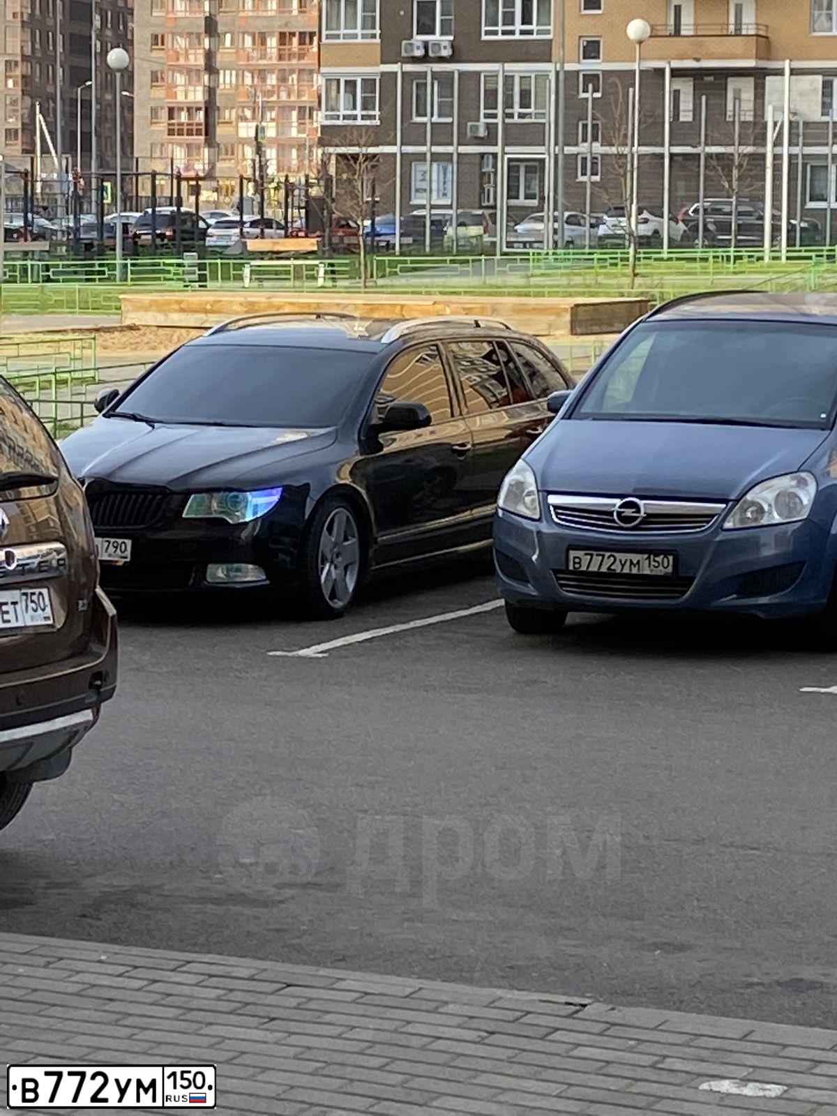 Фото автомобиля OPEL ZAFIRA, 2008 — госномер К966ВТ53. Цвет: Серый