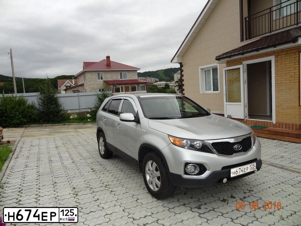 Фото автомобиля KIA SORENTO, 2010 — госномер Н674ЕР125. Цвет: Серый