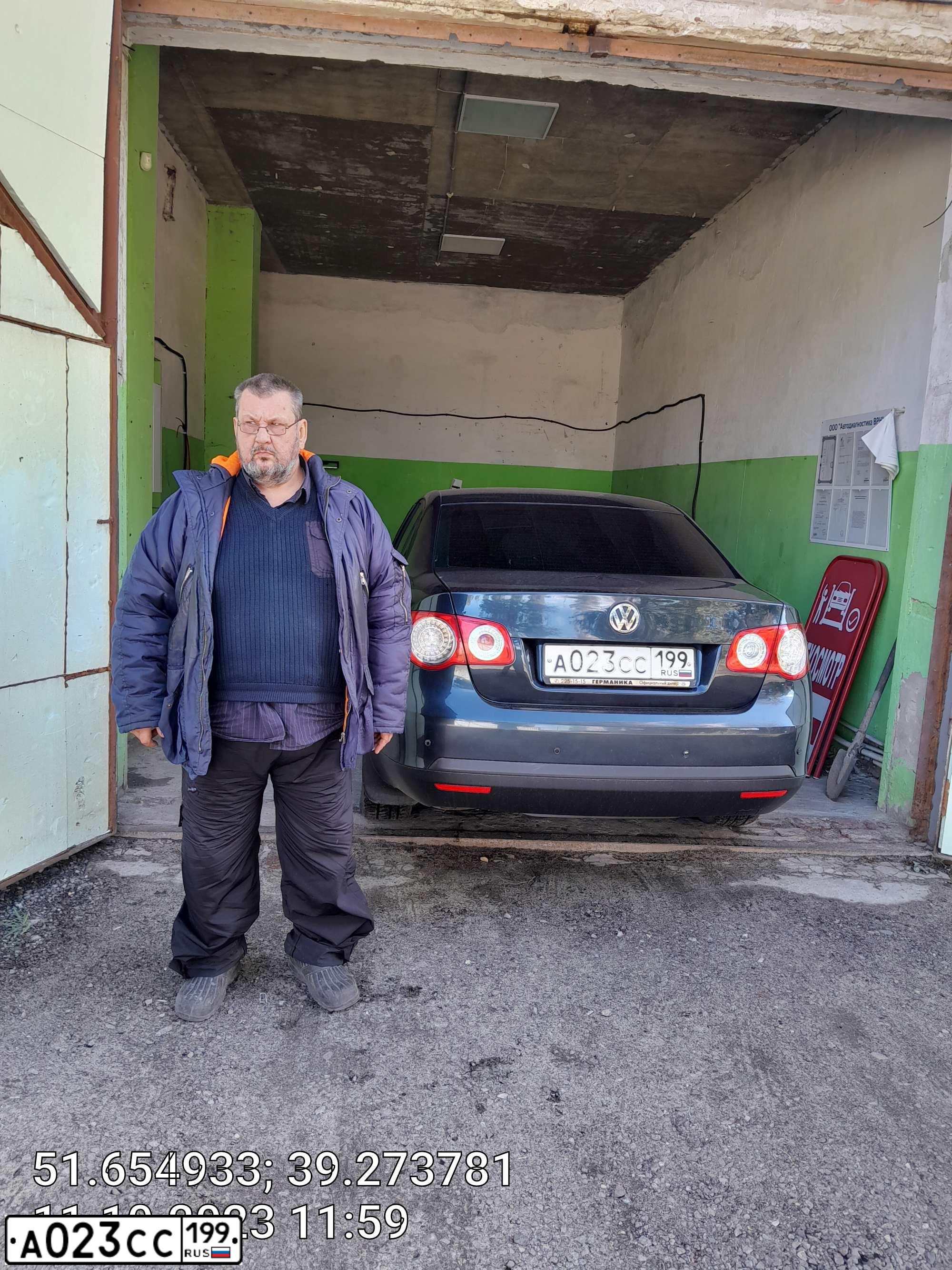 Фото автомобиля VOLKSWAGEN JETTA, 2009 — госномер А023СС199. Цвет: СЕРО-СИНИЙ