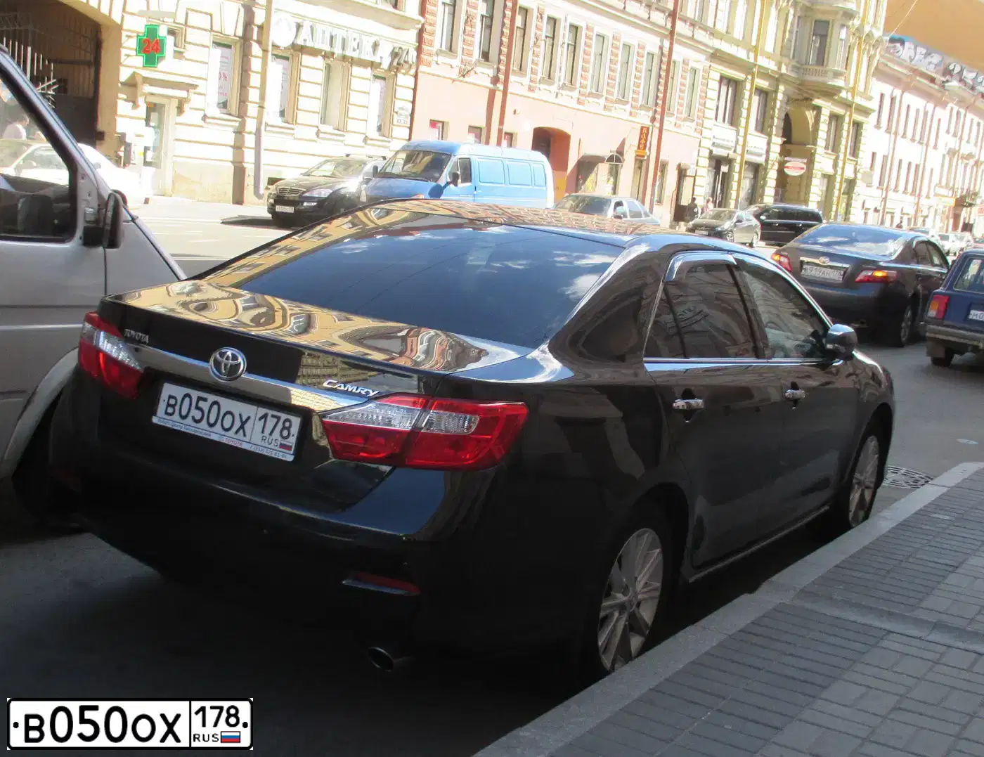Фото автомобиля TOYOTA CAMRY, 2013 — госномер В050ОХ178. Цвет: ЧЕРНЫЙ МЕТАЛЛИК