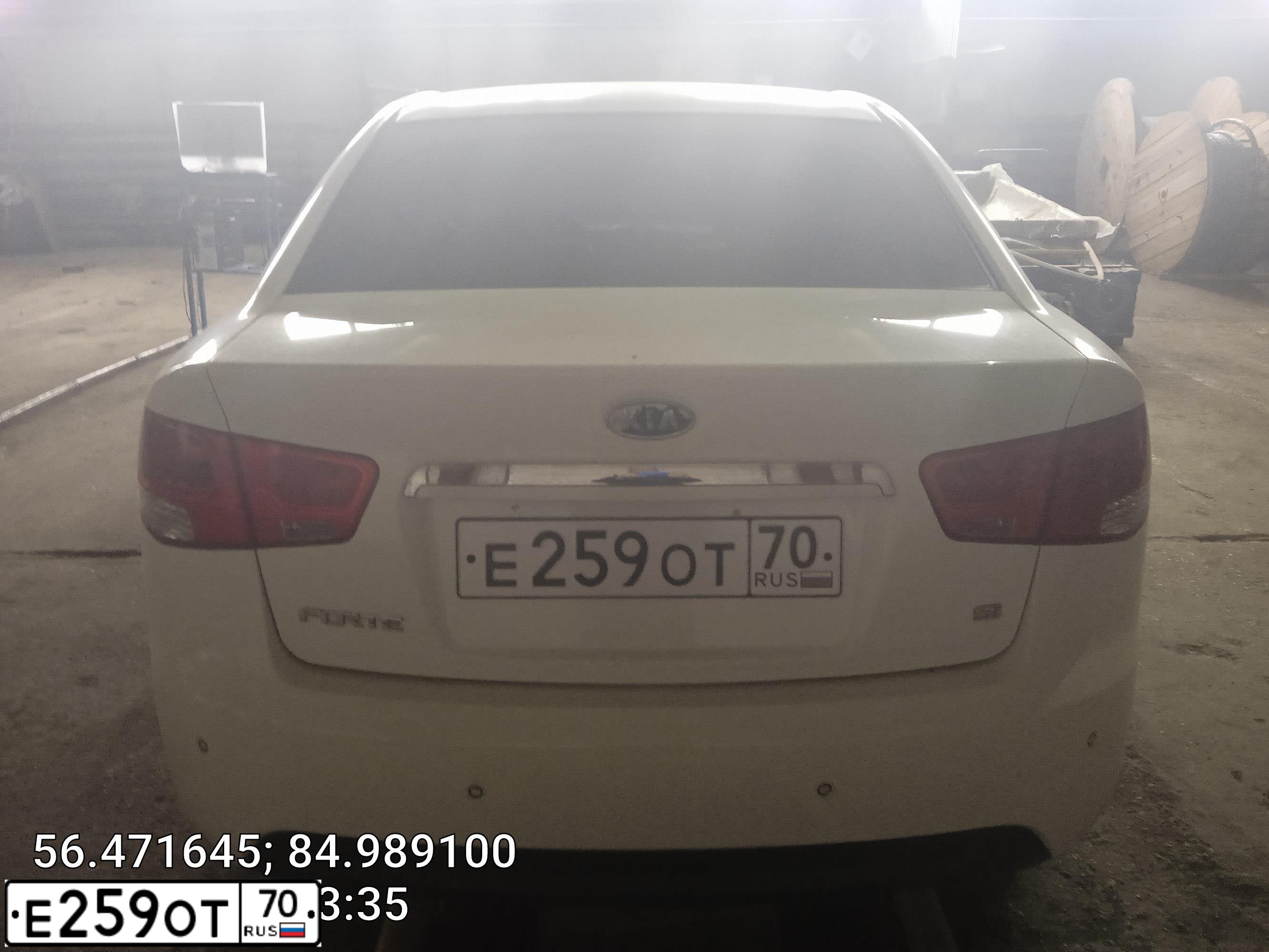 Фото автомобиля KIA CERATO, 2009 — госномер Н045ВЕ70. Цвет: Белый