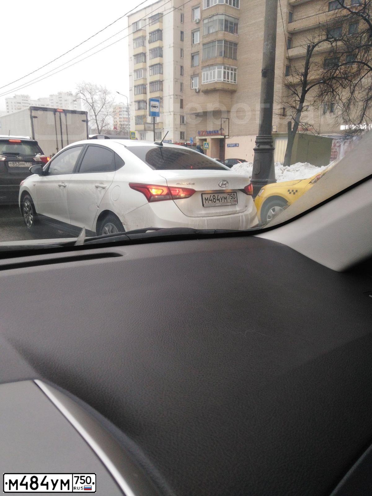 Фото автомобиля HYUNDAI SOLARIS, 2019 — госномер М484УМ750. Цвет: Белый