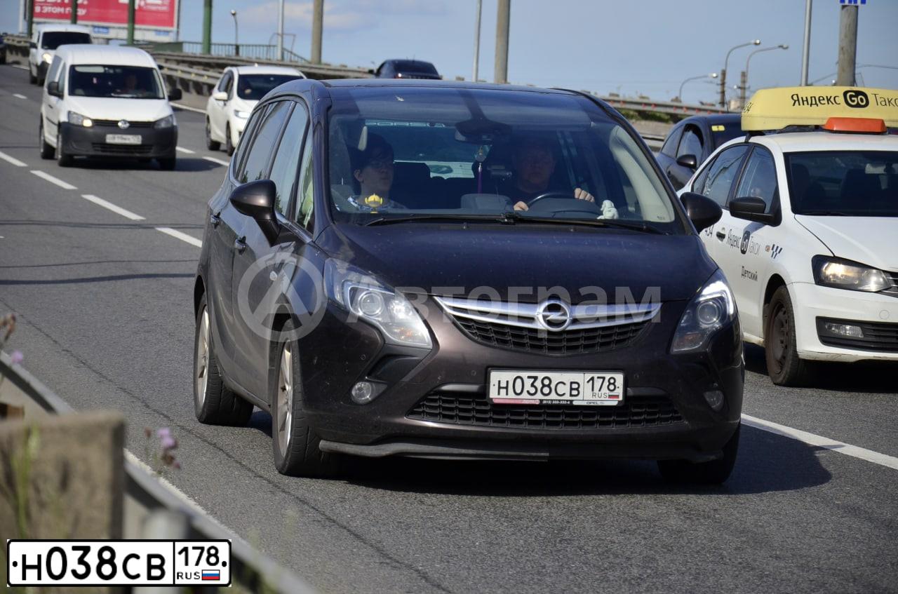 Фото автомобиля OPEL ZAFIRA, 2013 — госномер Н038СВ178. Цвет: КОРИЧНЕВЫЙ