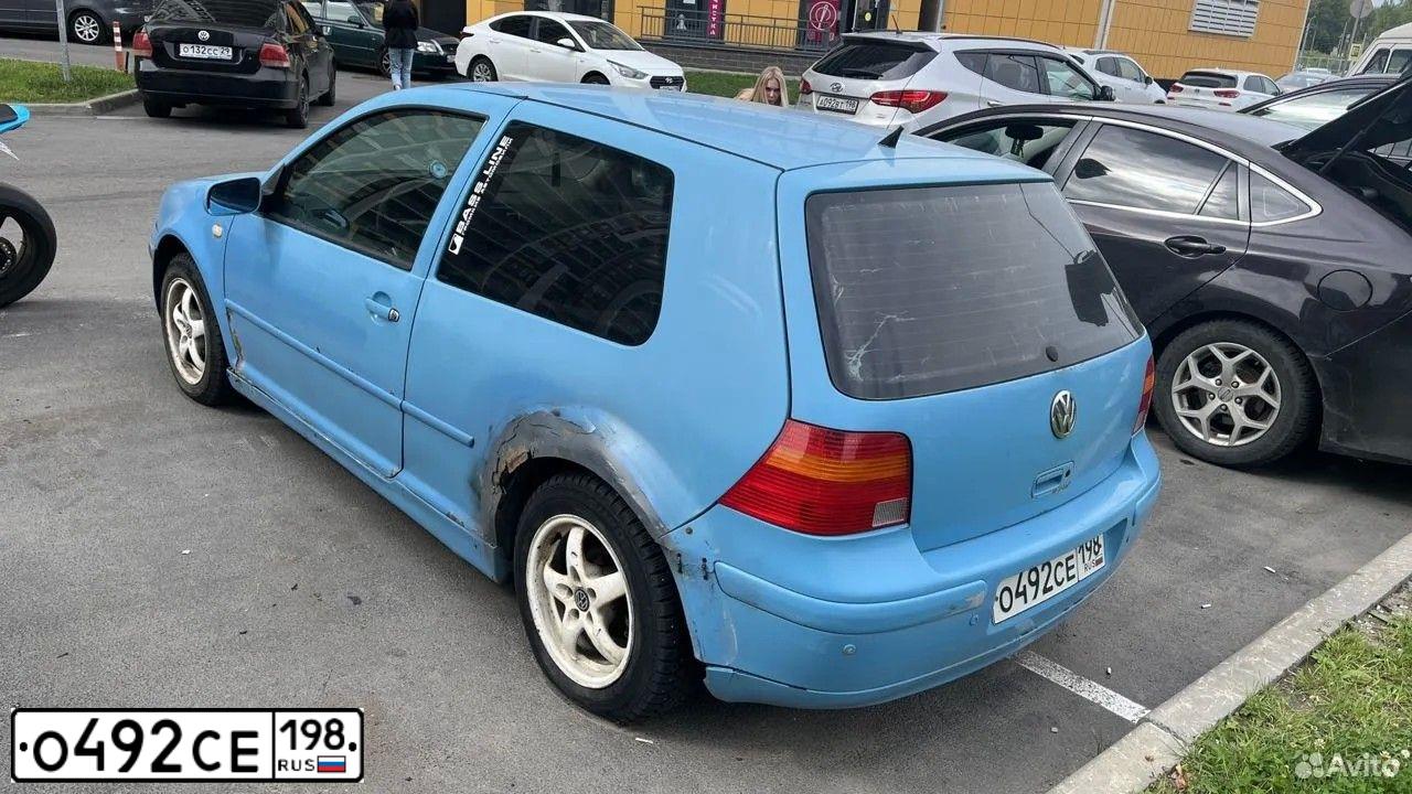 Фото автомобиля VOLKSWAGEN GOLF, 1999 — госномер Т676ХЕ47. Цвет: голубой