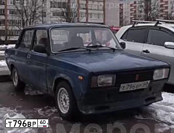 Фото автомобиля LADA 2105 LADA, 2004 — госномер Т796ВР60. Цвет: СИНЕ - ЗЕЛЕНЫЙ