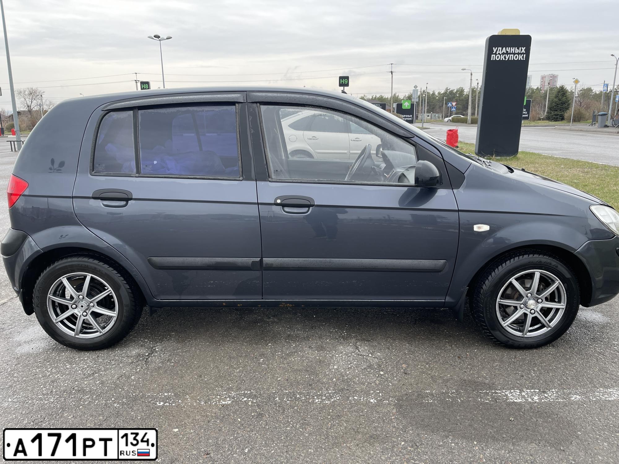 Фото автомобиля HYUNDAI GETZ, 2006 — госномер А171РТ134. Цвет: ТЕМНО СЕРЫЙ