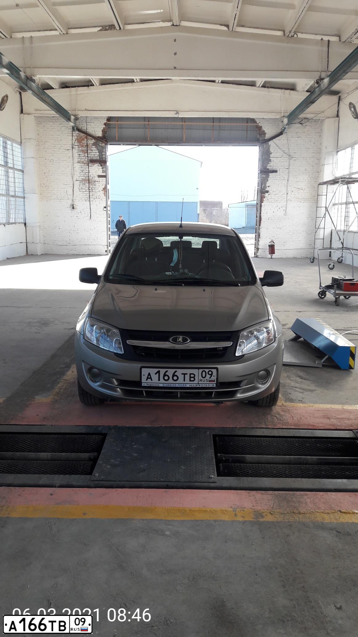 Фото автомобиля LADA 2190 GRANTA, 2013 — госномер А166ТВ09. Цвет: СЕРО-БЕЖЕВЫЙ