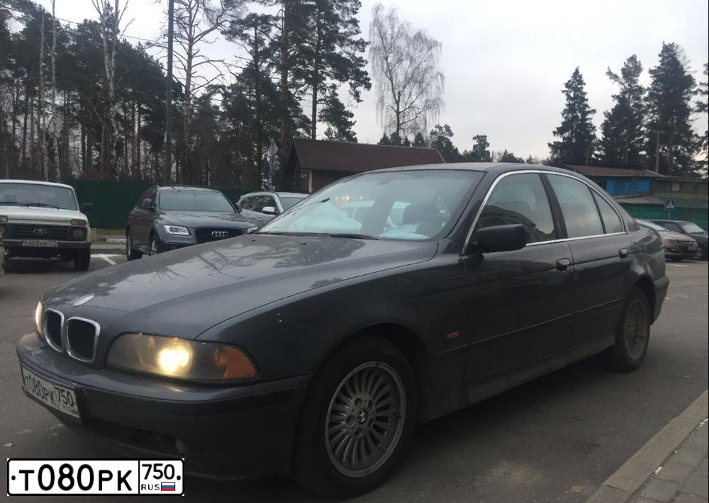 Фото автомобиля BMW SERIE 5, 2001 — госномер Т080РК750. Цвет: ТЕМНО-СЕРЫЙ
