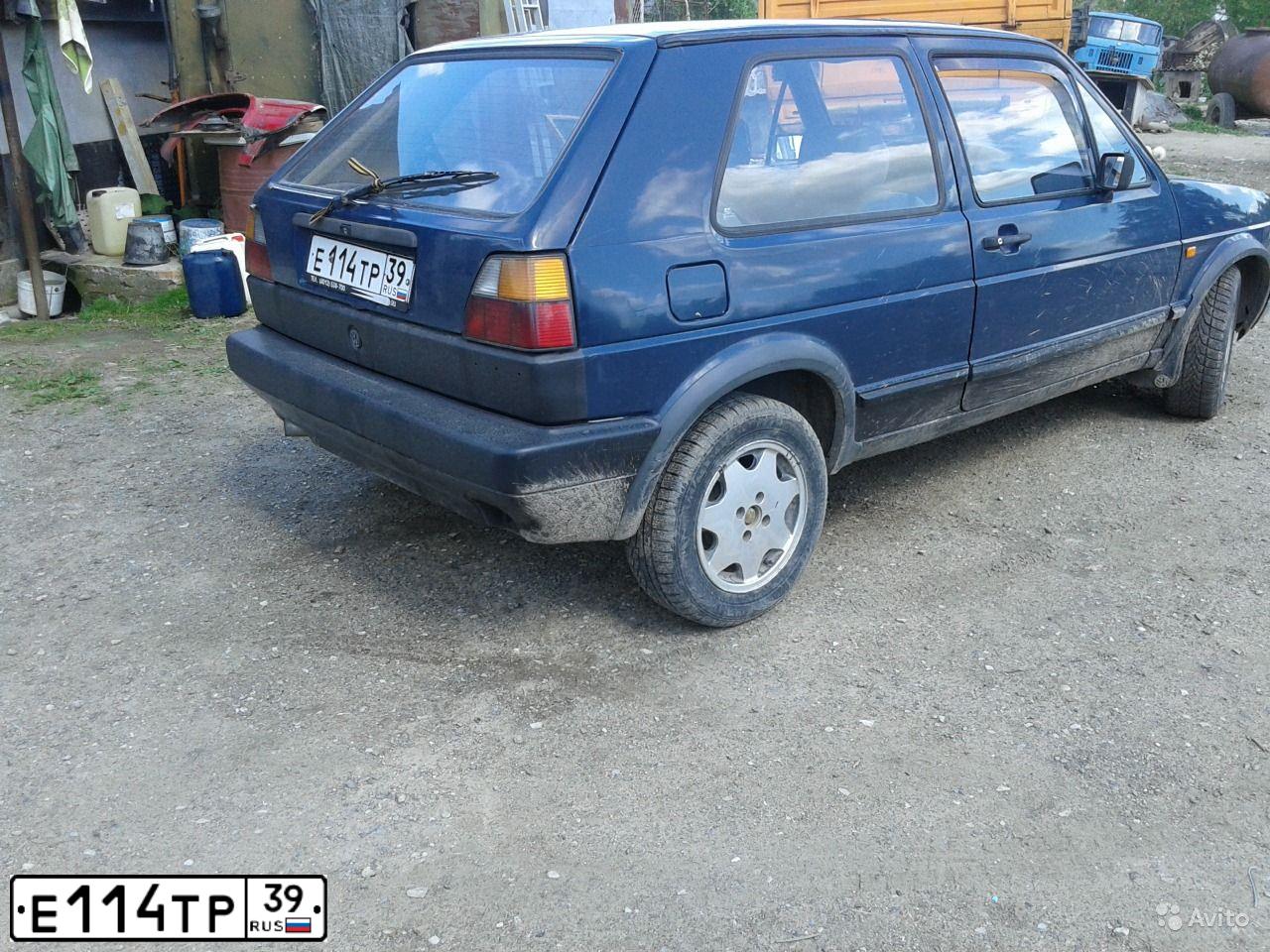 Фото автомобиля VOLKSWAGEN GOLF, 1987 — госномер Р577ТВ39. Цвет: СИНИЙ