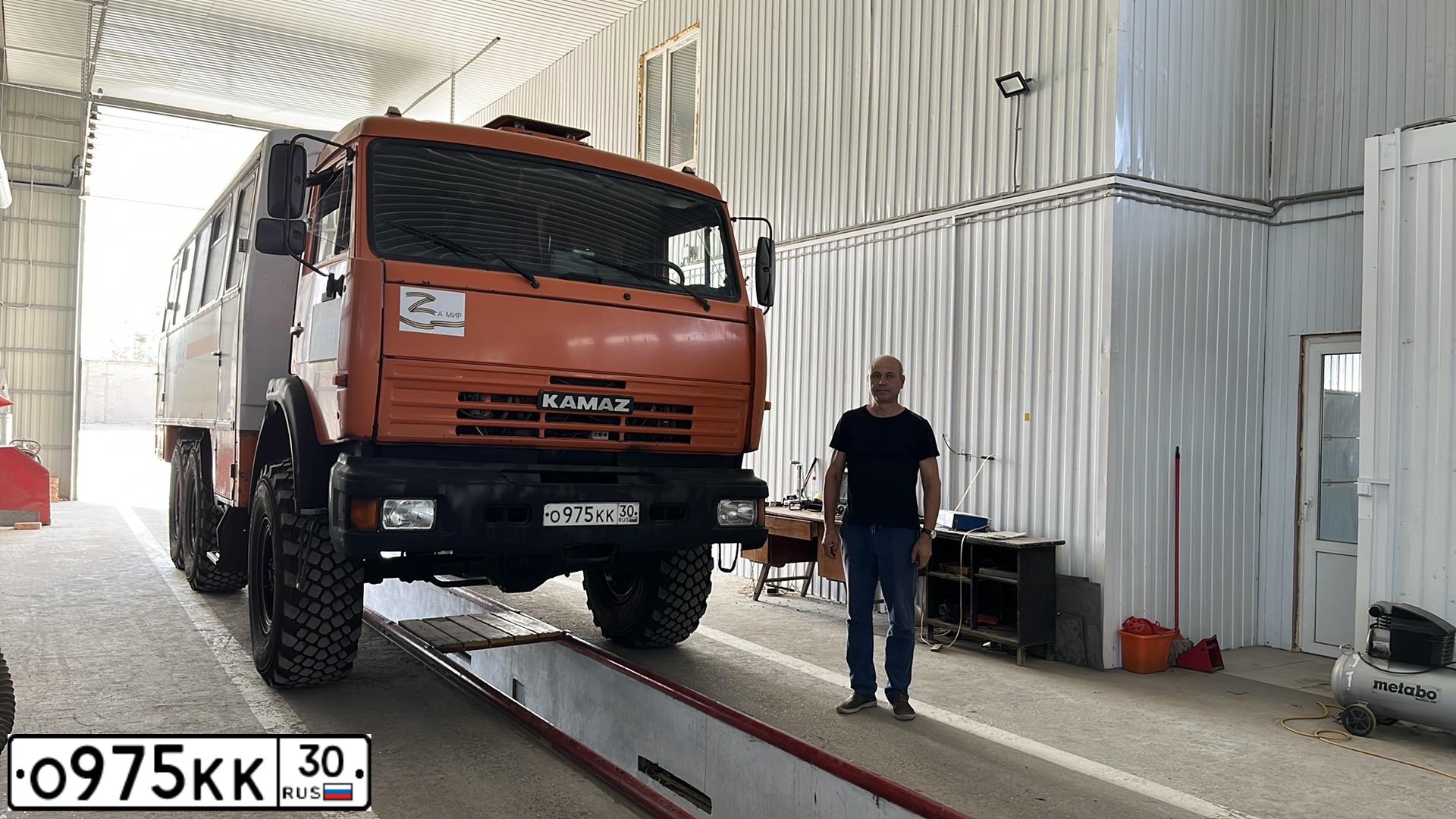 Фото автомобиля NEFAZ 4208 /KAMAZ 4310 6X6/, 2010 — госномер О975КК30. Цвет: ОРАНЖЕВЫЙ