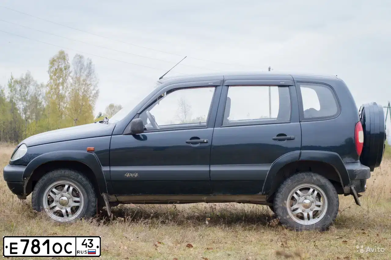 Фото автомобиля CHEVROLET NIVA, 2007 — госномер Е781ОС43. Цвет: Черно-синий металлик