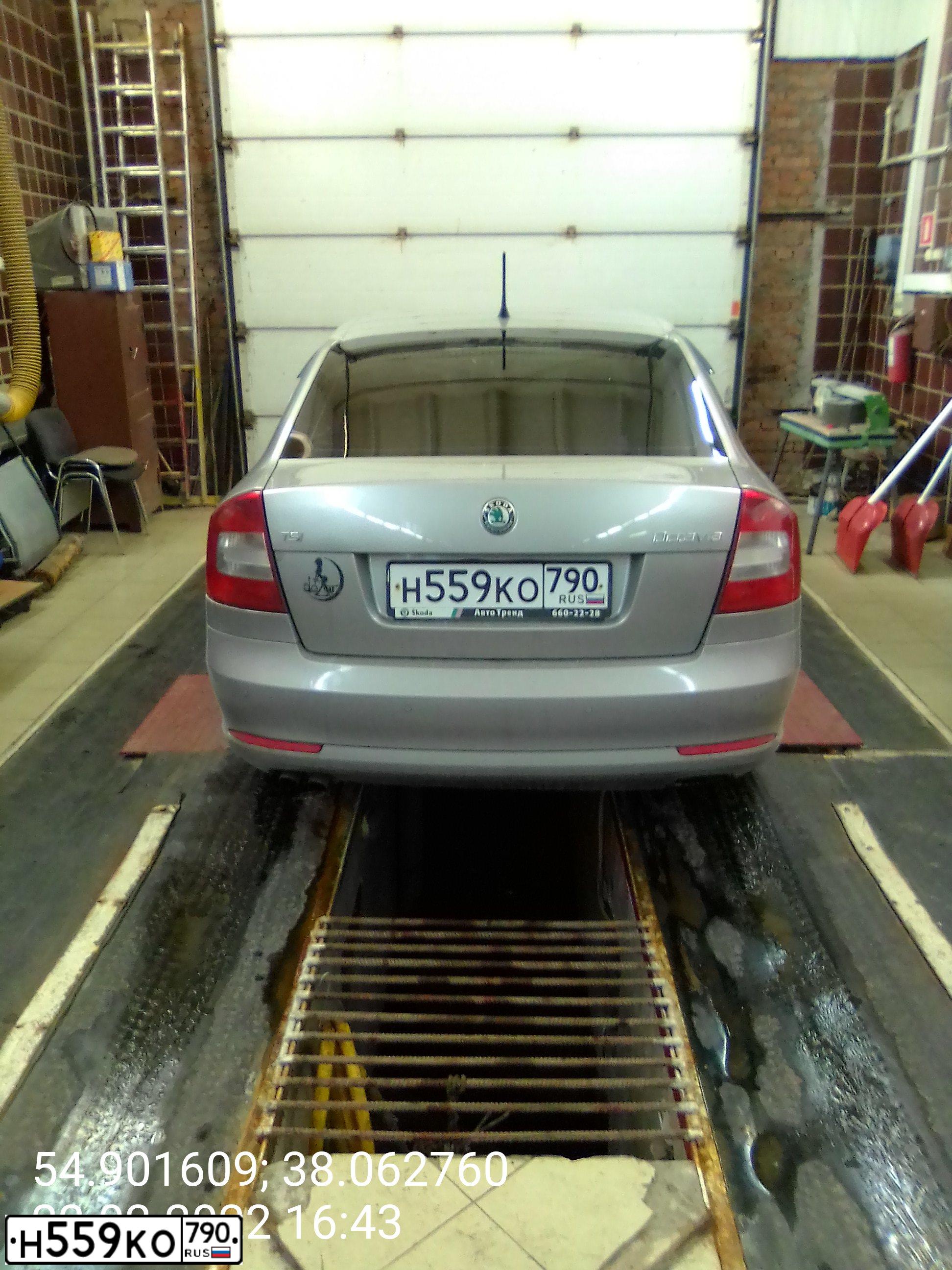 Фото автомобиля SKODA OCTAVIA, 2011 — госномер Е432МЕ790. Цвет: СЕРЫЙ