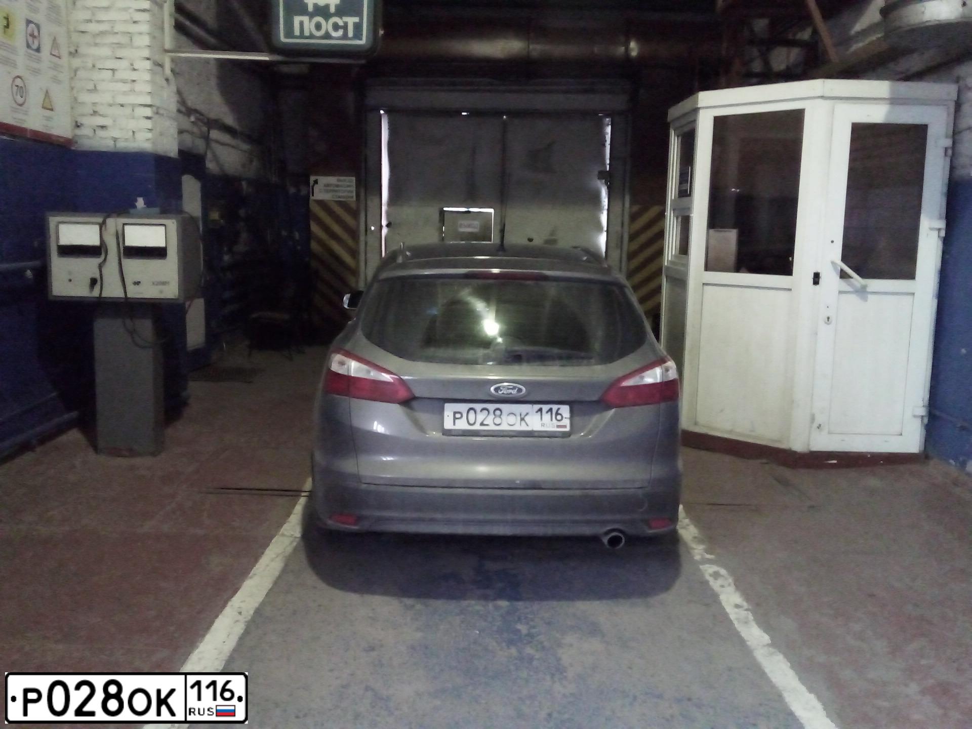 Фото автомобиля FORD FOCUS, 2012 — госномер Р028ОК116. Цвет: СЕРЕБРИСТО-КОРИЧНЕВЫЙ