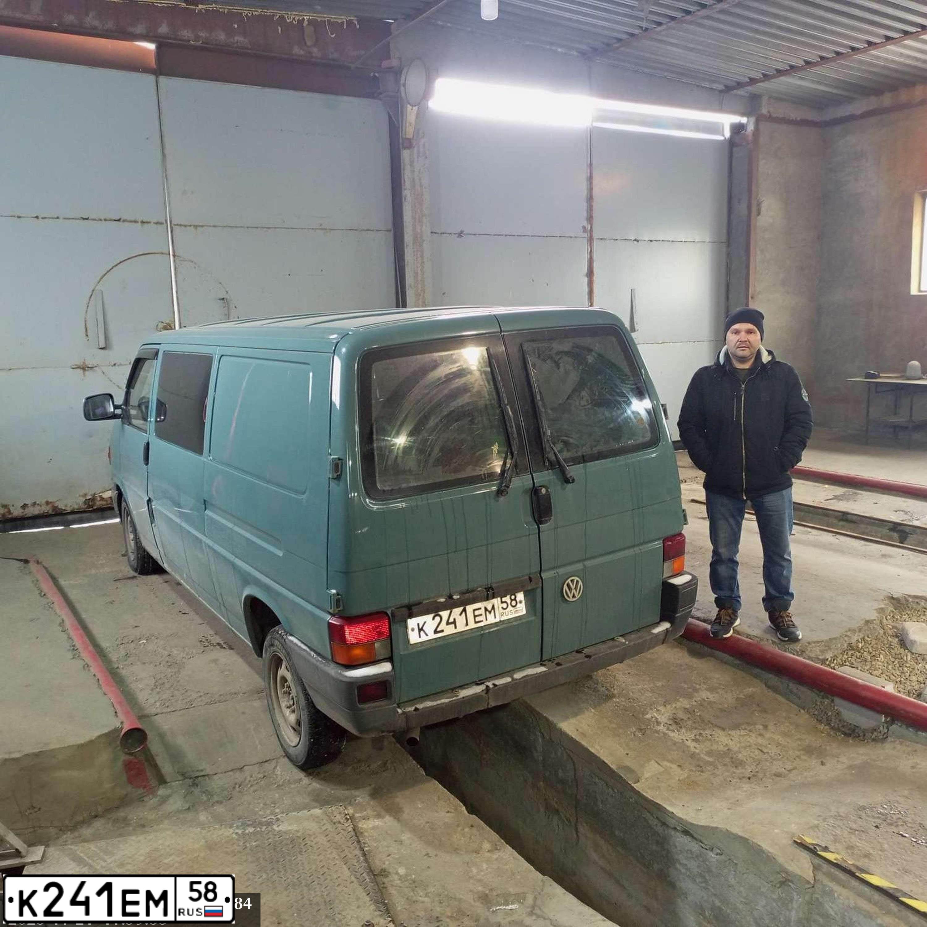 Фото автомобиля VOLKSWAGEN TRANSPORTER, 1992 — госномер М816МВ790. Цвет: ЗЕЛЕНЫЙ