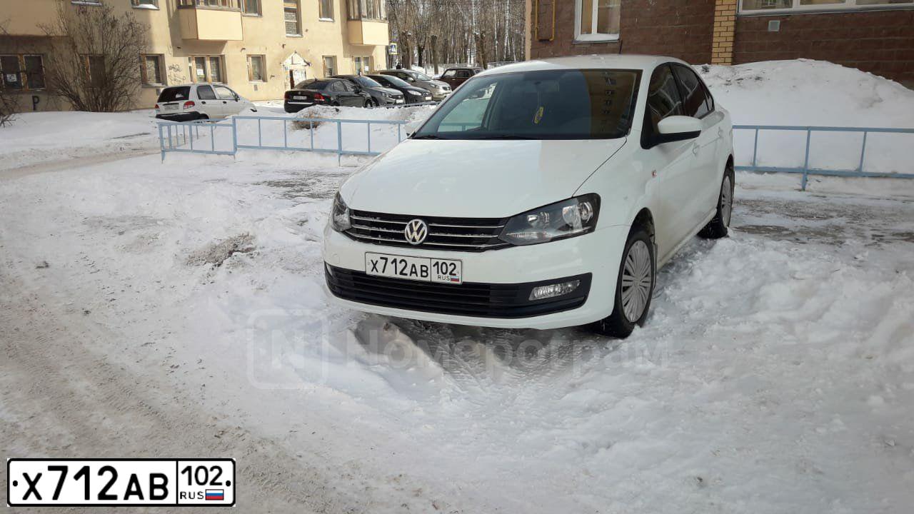 Фото автомобиля VOLKSWAGEN POLO, 2018 — госномер Х712АВ102. Цвет: Белый