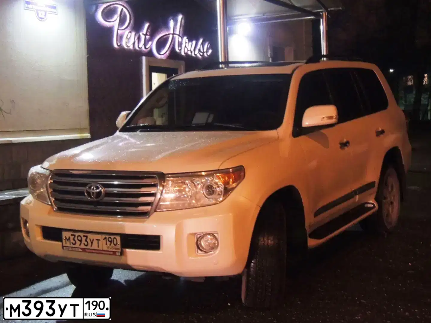 Фото автомобиля TOYOTA LANDCRUISER 200, 2013 — госномер М393УТ190. Цвет: БЕЛЫЙ