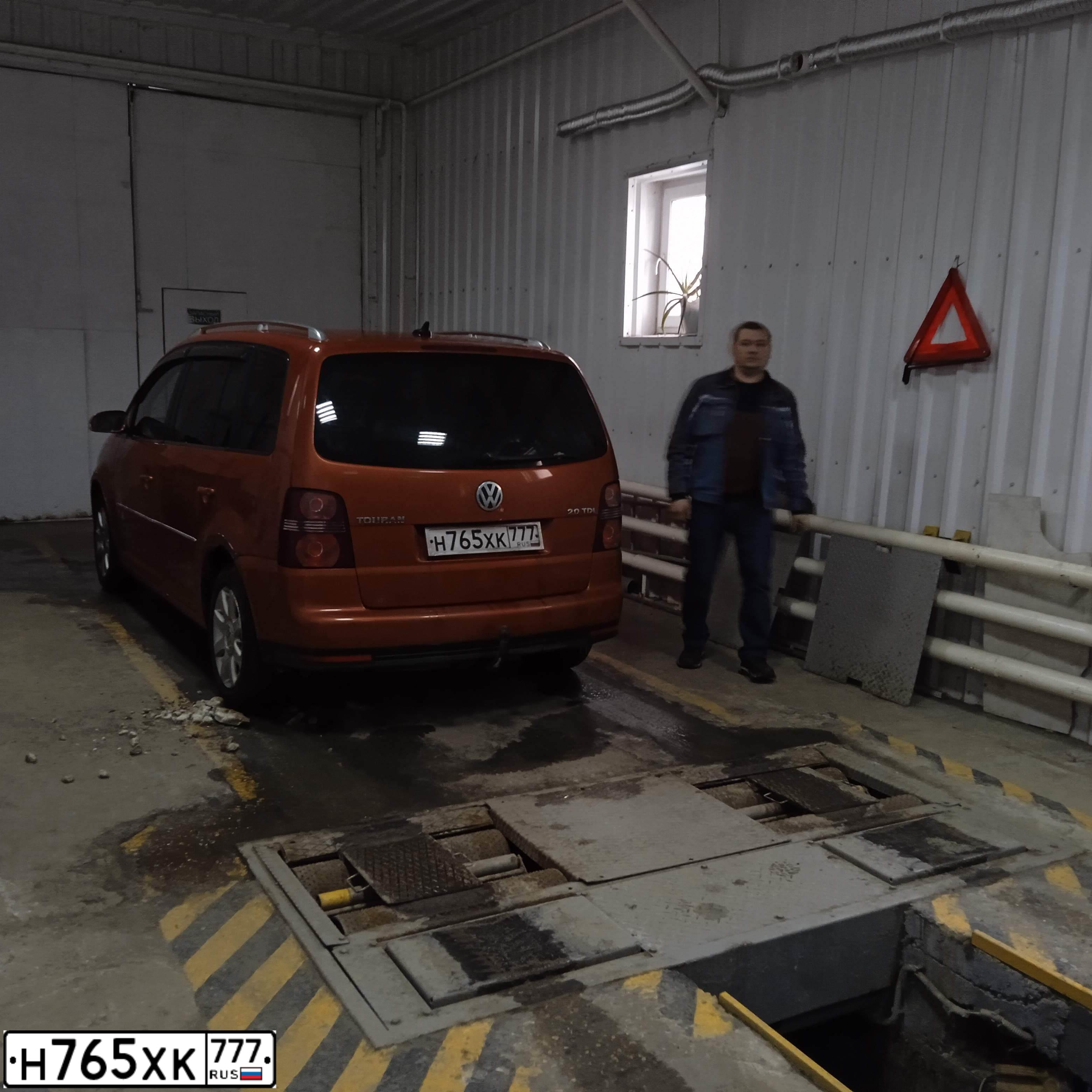 Фото автомобиля VOLKSWAGEN TOURAN, 2009 — госномер М293ТЕ790. Цвет: Оранжевый