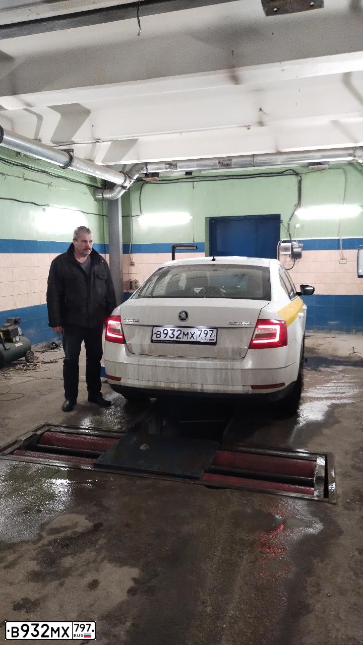 Фото автомобиля SKODA OCTAVIA, 2018 — госномер В932МХ797. Цвет: БЕЛЫЙ ЖЕЛТЫЙ СЕРЫЙ