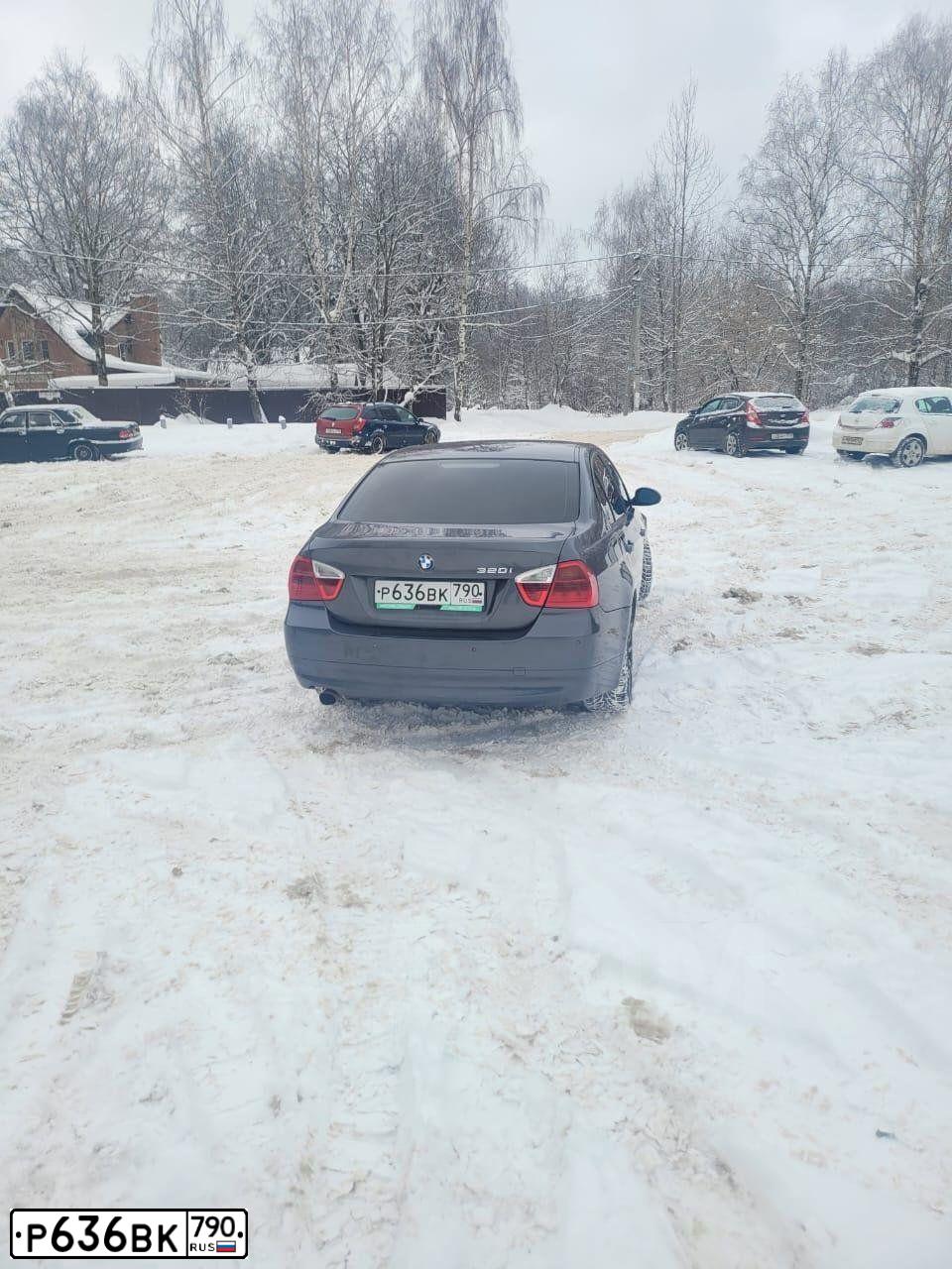 Фото автомобиля BMW SERIE 3, 2005 — госномер В100УР199. Цвет: СЕРЫЙ ТЕМНЫЙ