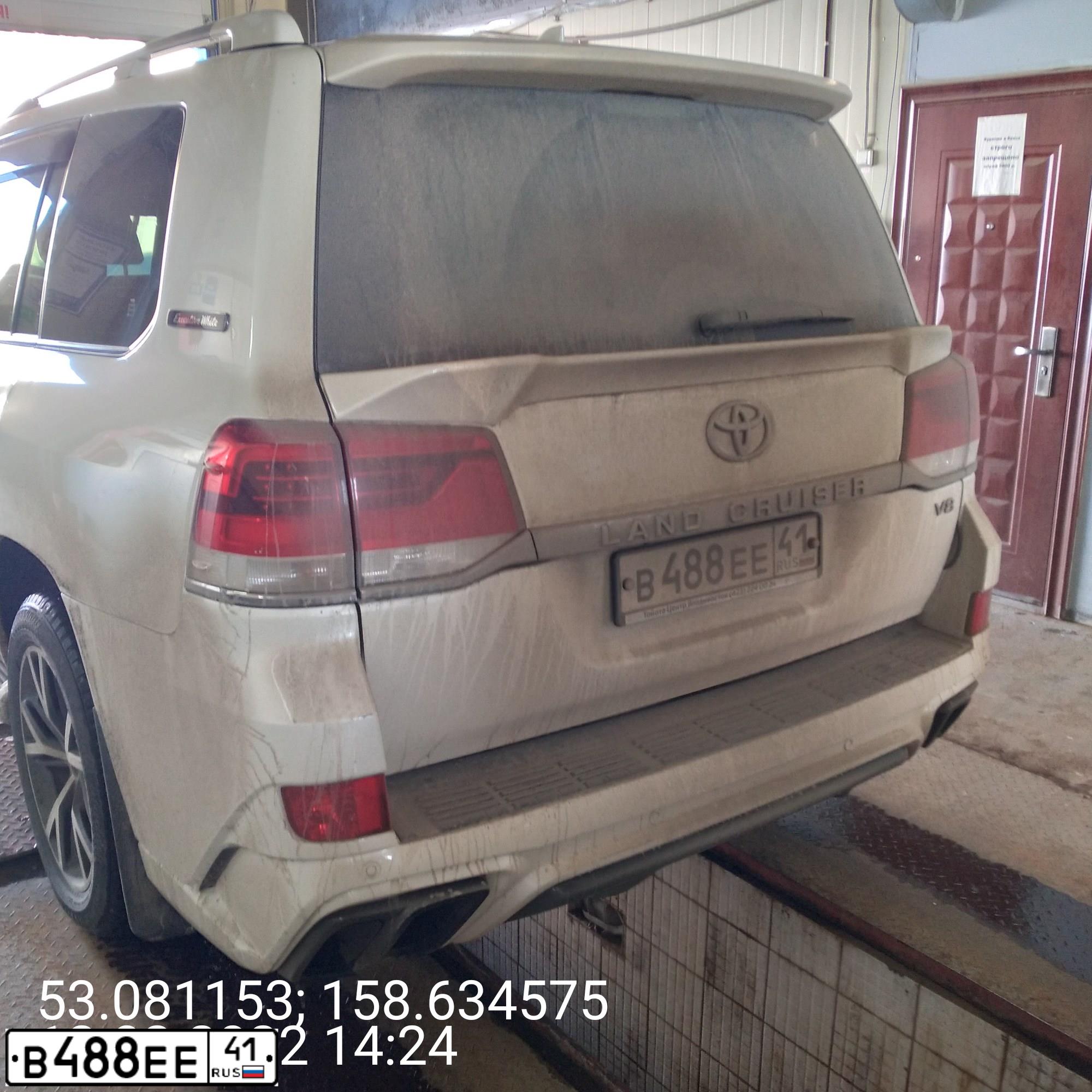 Фото автомобиля TOYOTA LANDCRUISER 200, 2017 — госномер В488ЕЕ41. Цвет: Белый