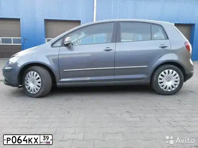 Фото автомобиля VOLKSWAGEN GOLF, 2007 — госномер Р064КХ39. Цвет: СЕРЫЙ