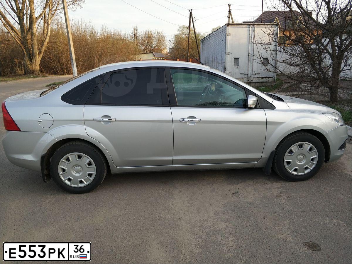 Фото автомобиля FORD FOCUS, 2008 — госномер Е553РК36. Цвет: Серебристый